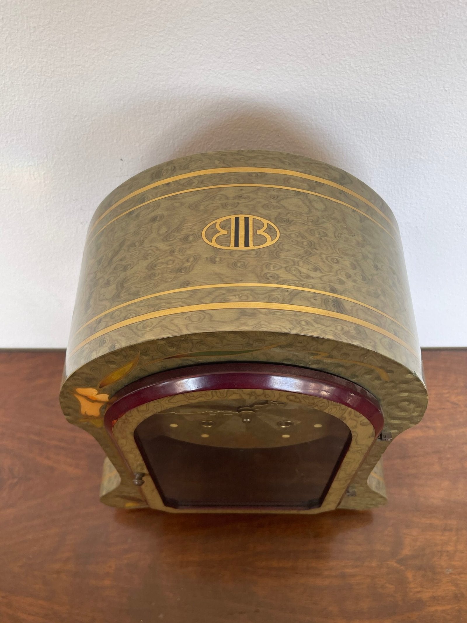 Elegante orologio a pendolo in stile antico è un pezzo unico che unisce l'estetica e la funzionalità.