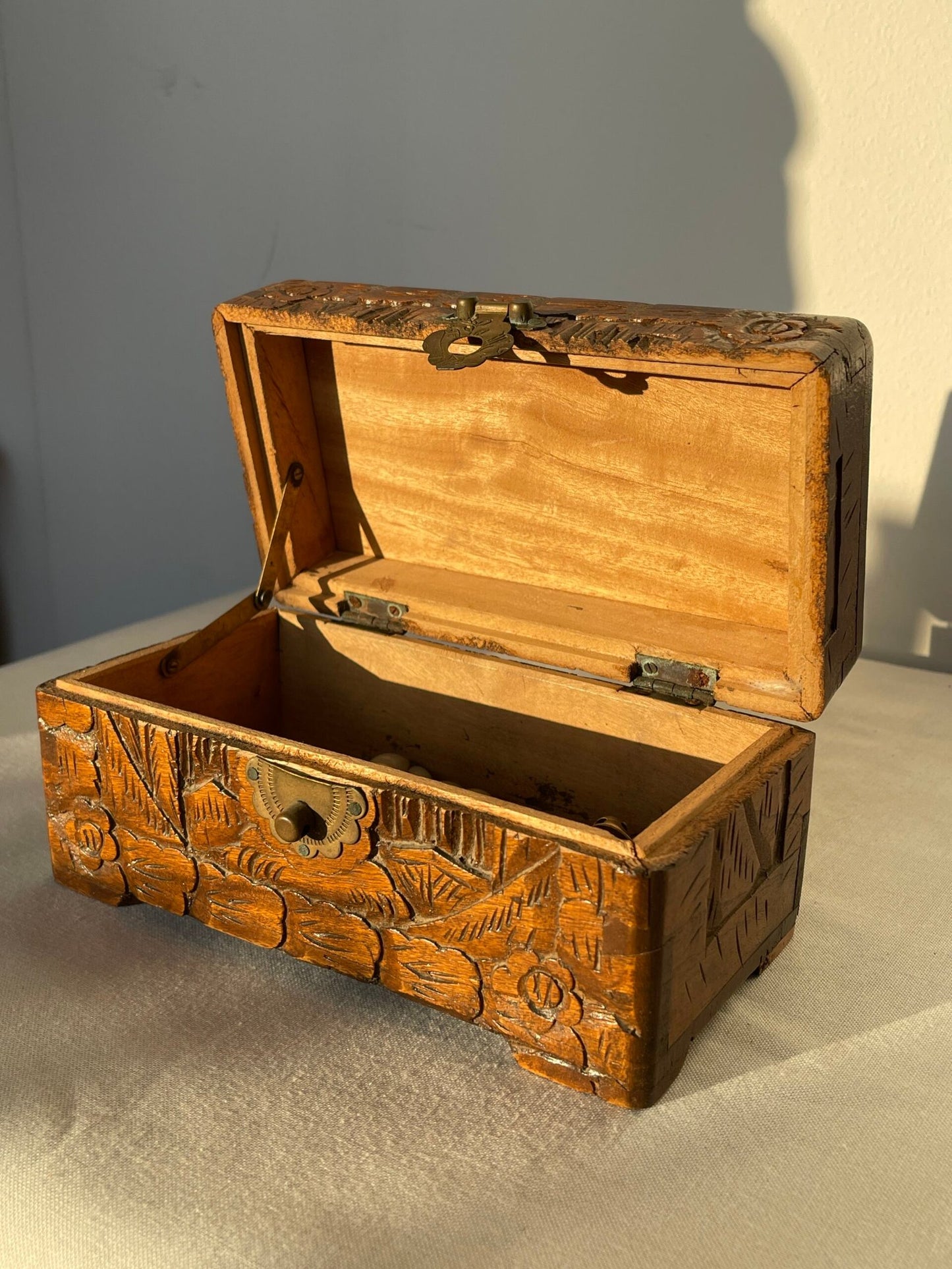 Scatola Portagioie in Legno Intagliato – Motivo Orientale