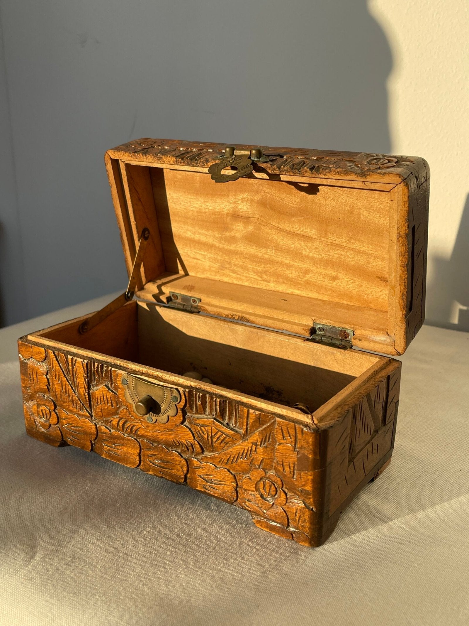 Scatola Portagioie in Legno Intagliato – Motivo Orientale