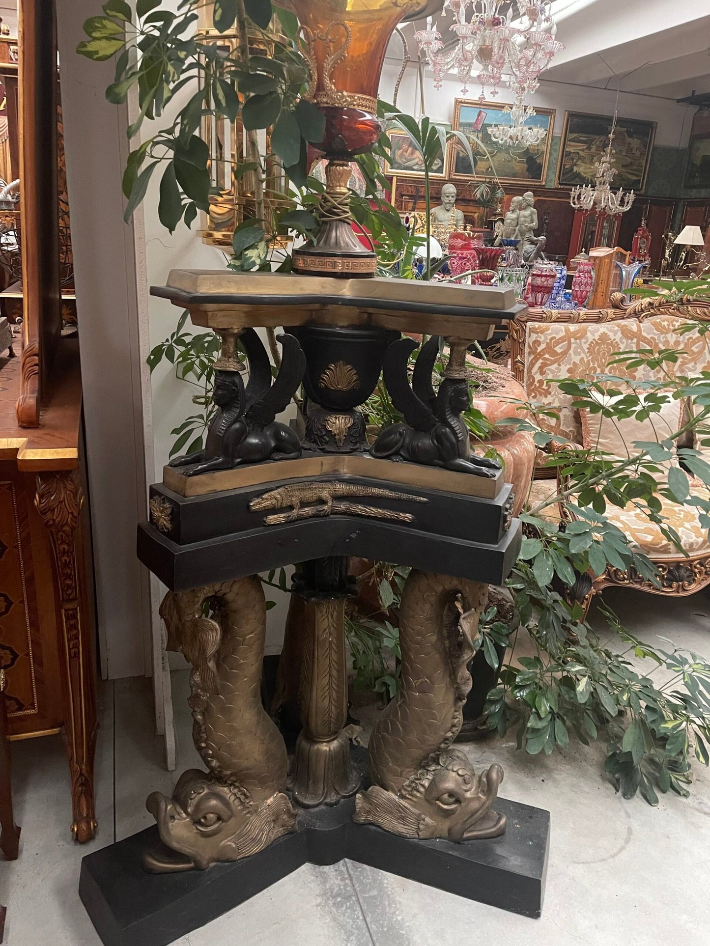 Consolle angolare neoclassica con delfini scolpiti e vaso decorativo