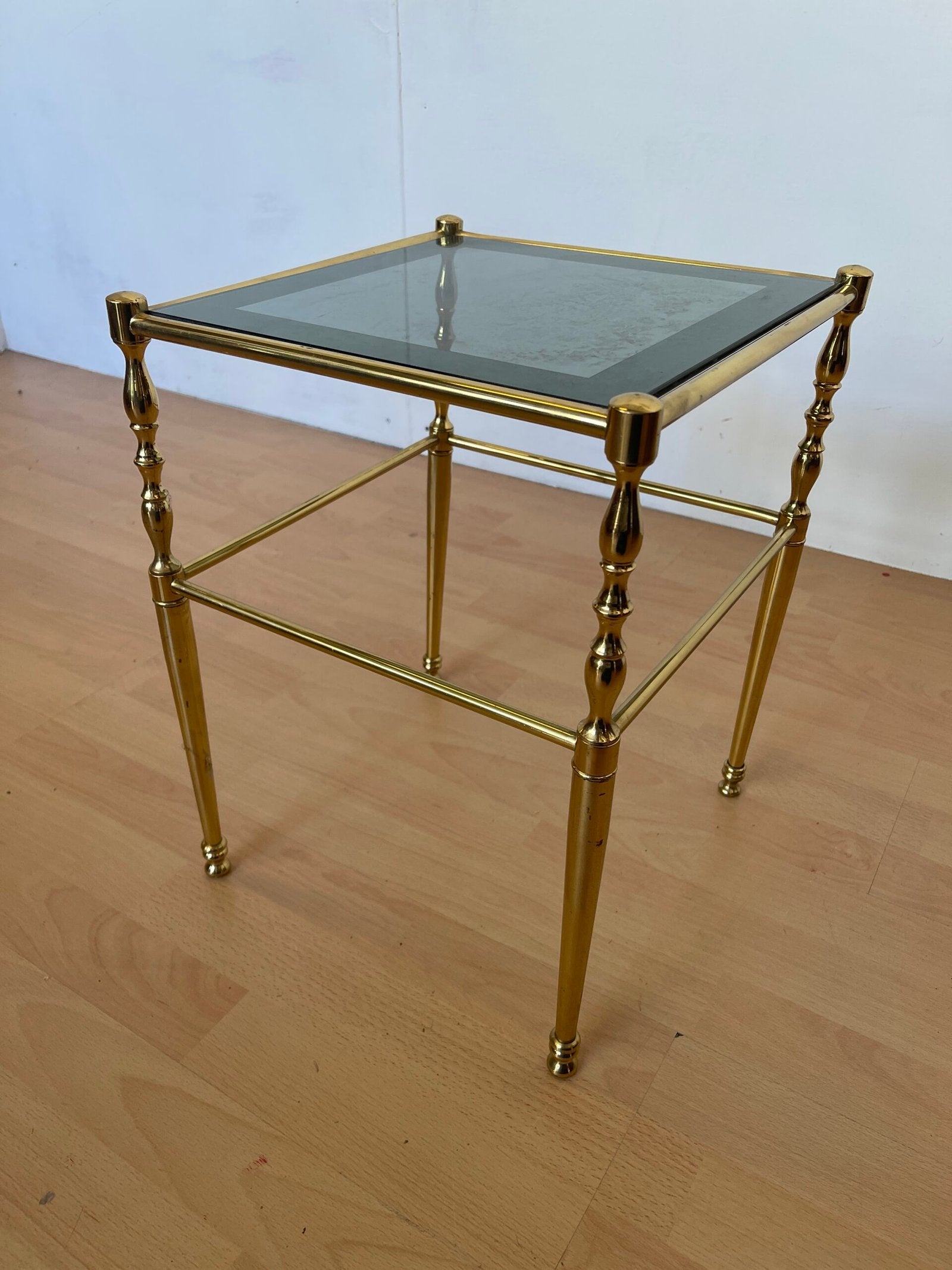 Tavolino in ottone e vetro fumé