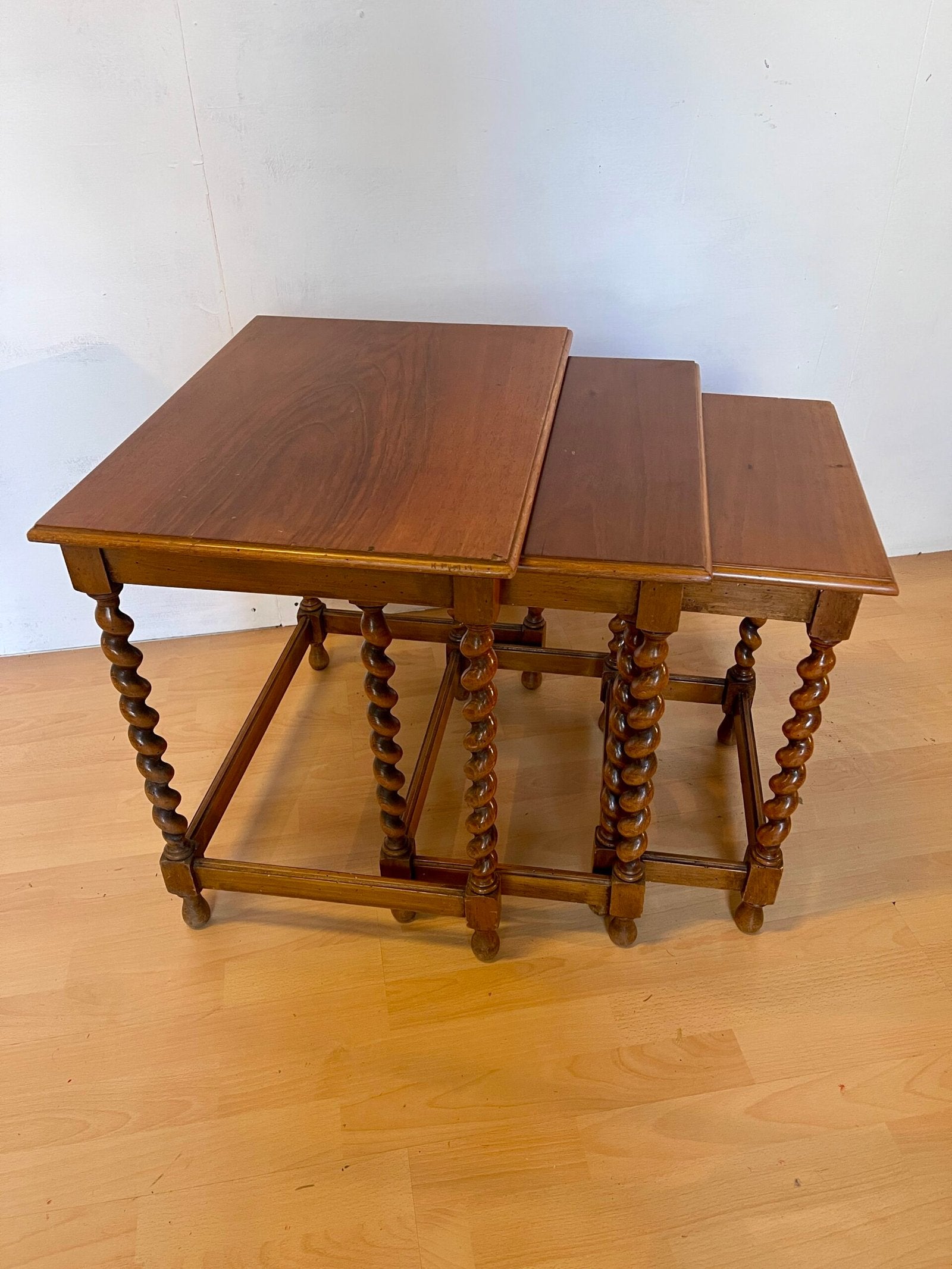 Set di Tavolini a Scomparsa in Legno – Gambe Tornite a Spirale