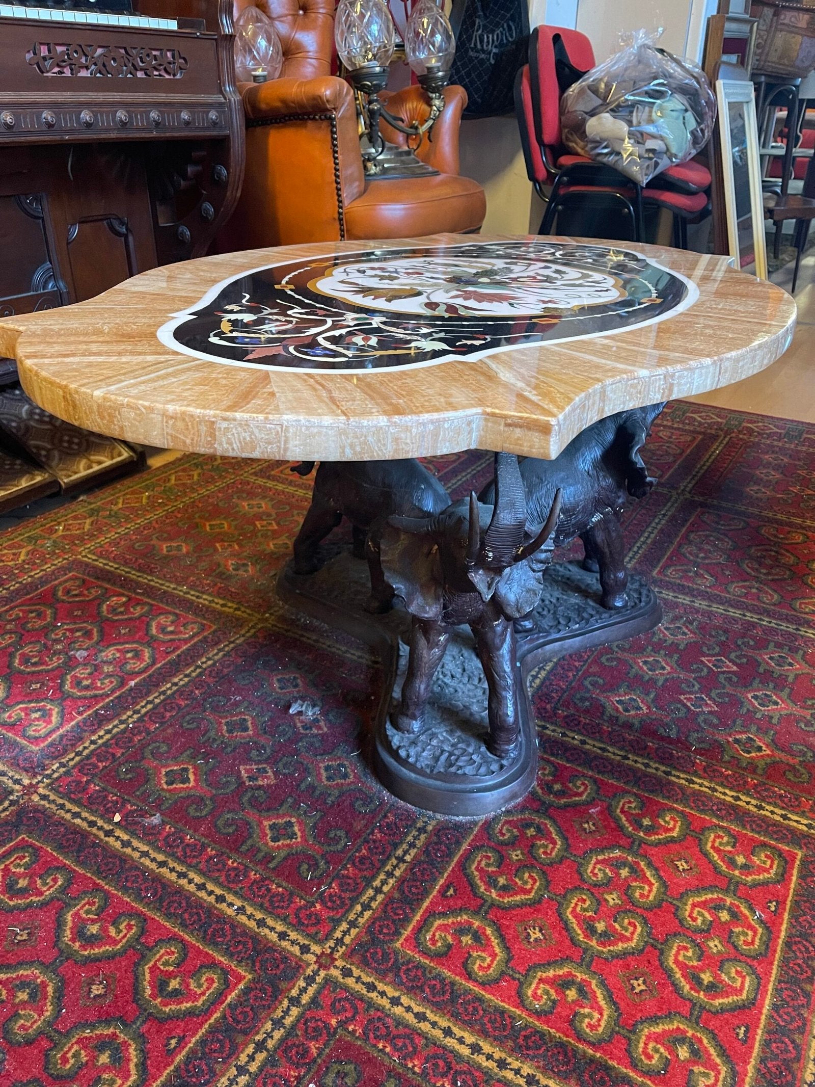 Tavolino ovale in marmo con intarsi floreali