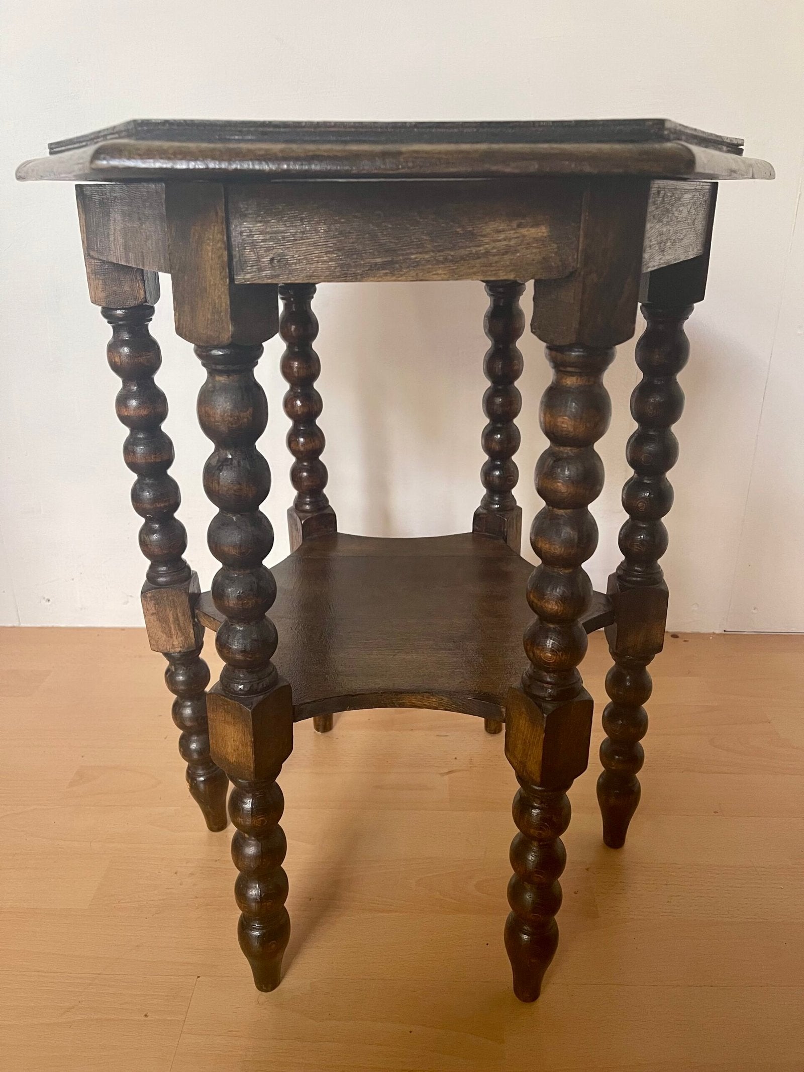 Tavolino Esagonale a Colonnine Tornite in Legno Massello