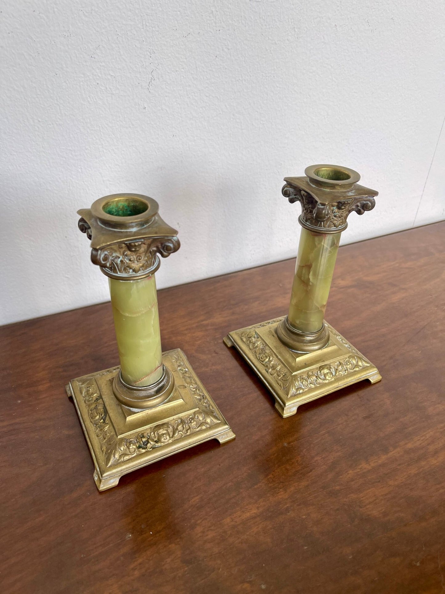 Elegante coppia di candelabri in stile neoclassico, con una base solida in bronzo dorato e colonne in marmo