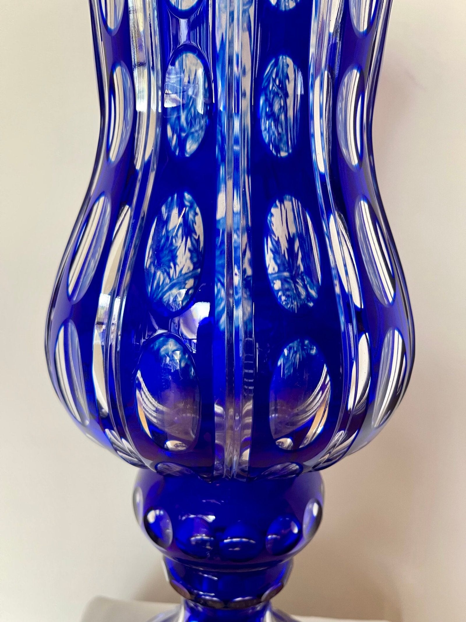 Vaso Artistico in Cristallo Blu Cobalto Inciso a Mano – Opera Unica