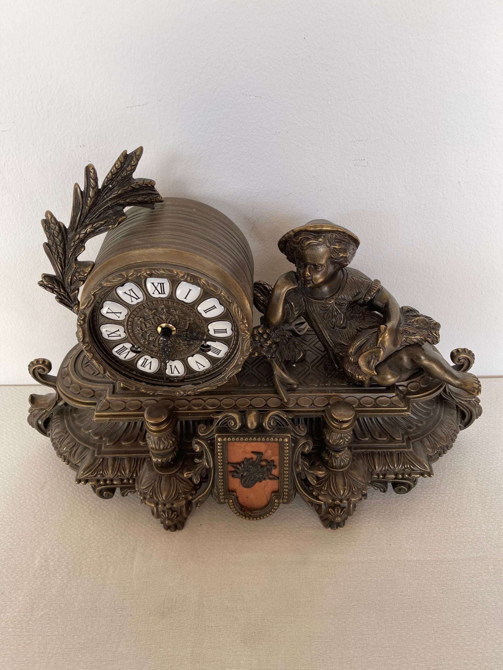 Orologio da Tavolo Decorativo in Bronzo – Stile Barocco con Putto