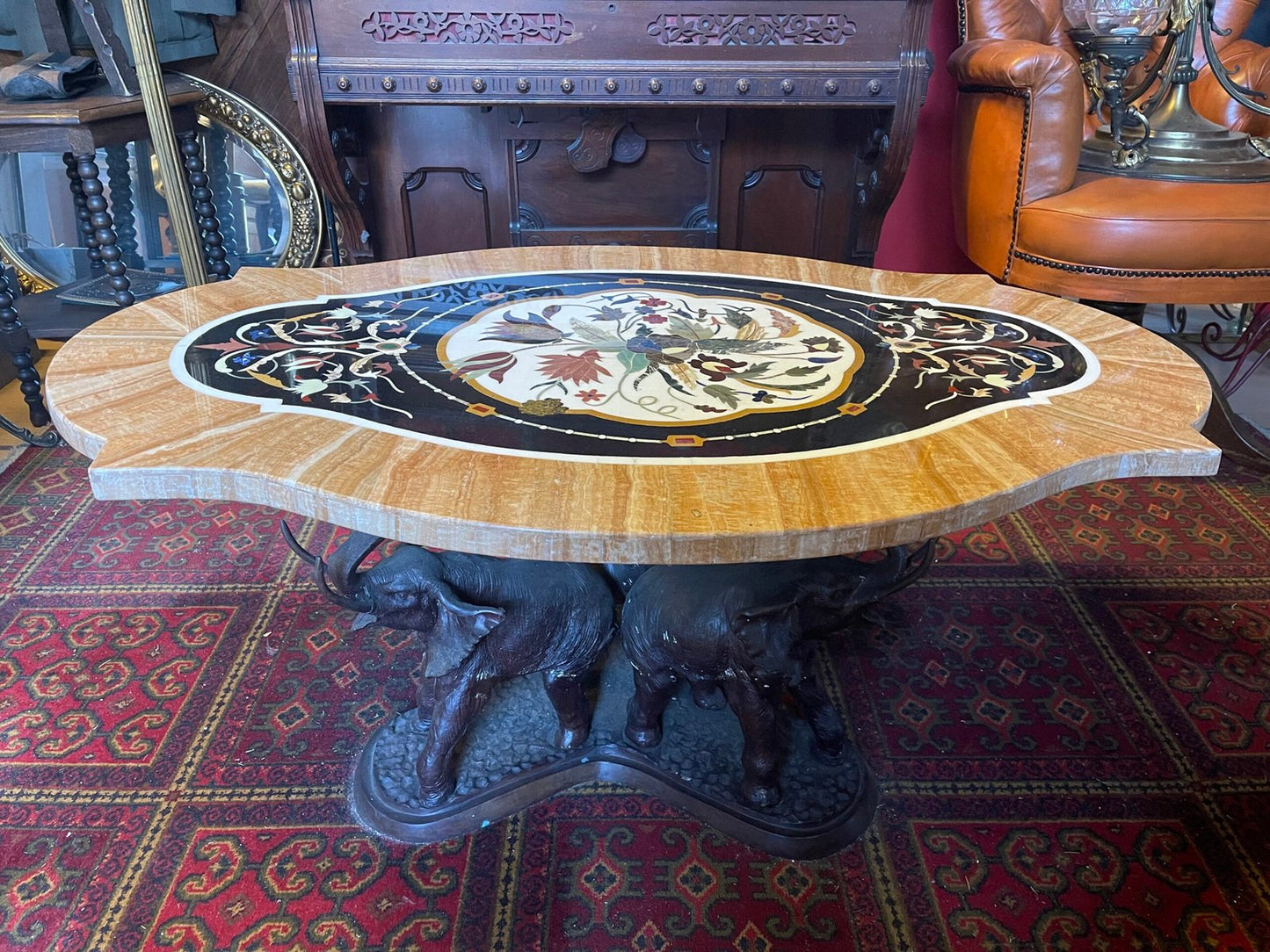 Tavolino ovale in marmo con intarsi floreali