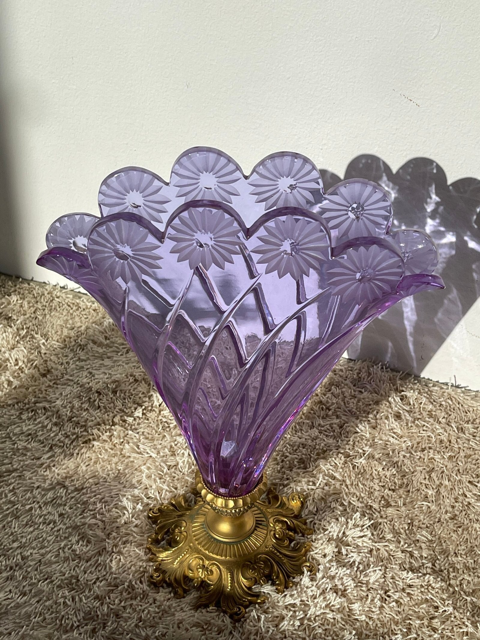 Centrotavola a Cornucopia in Vetro Ametista con Base in Bronzo Dorato – Stile Vittoriano