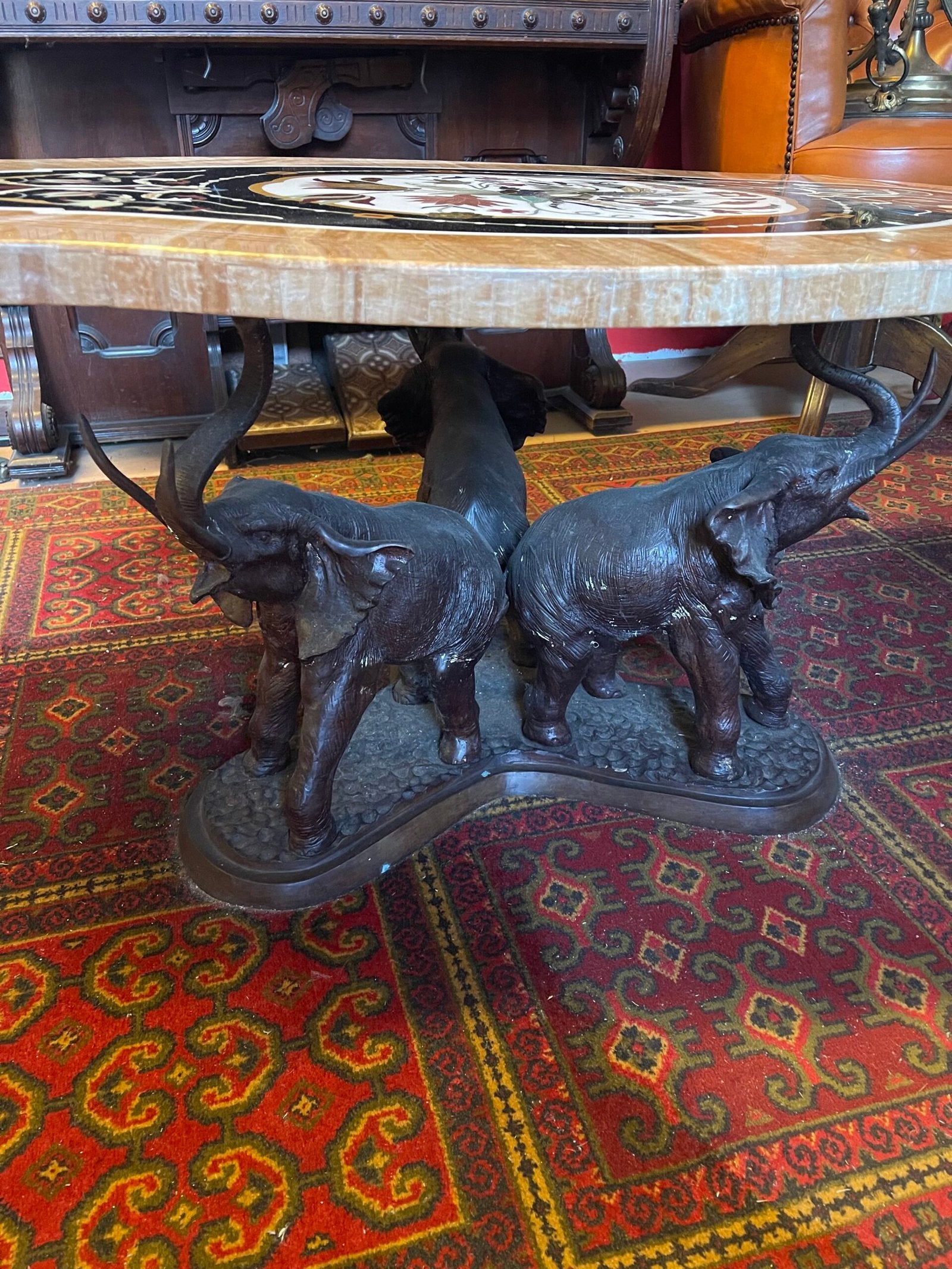 Tavolino ovale in marmo con intarsi floreali