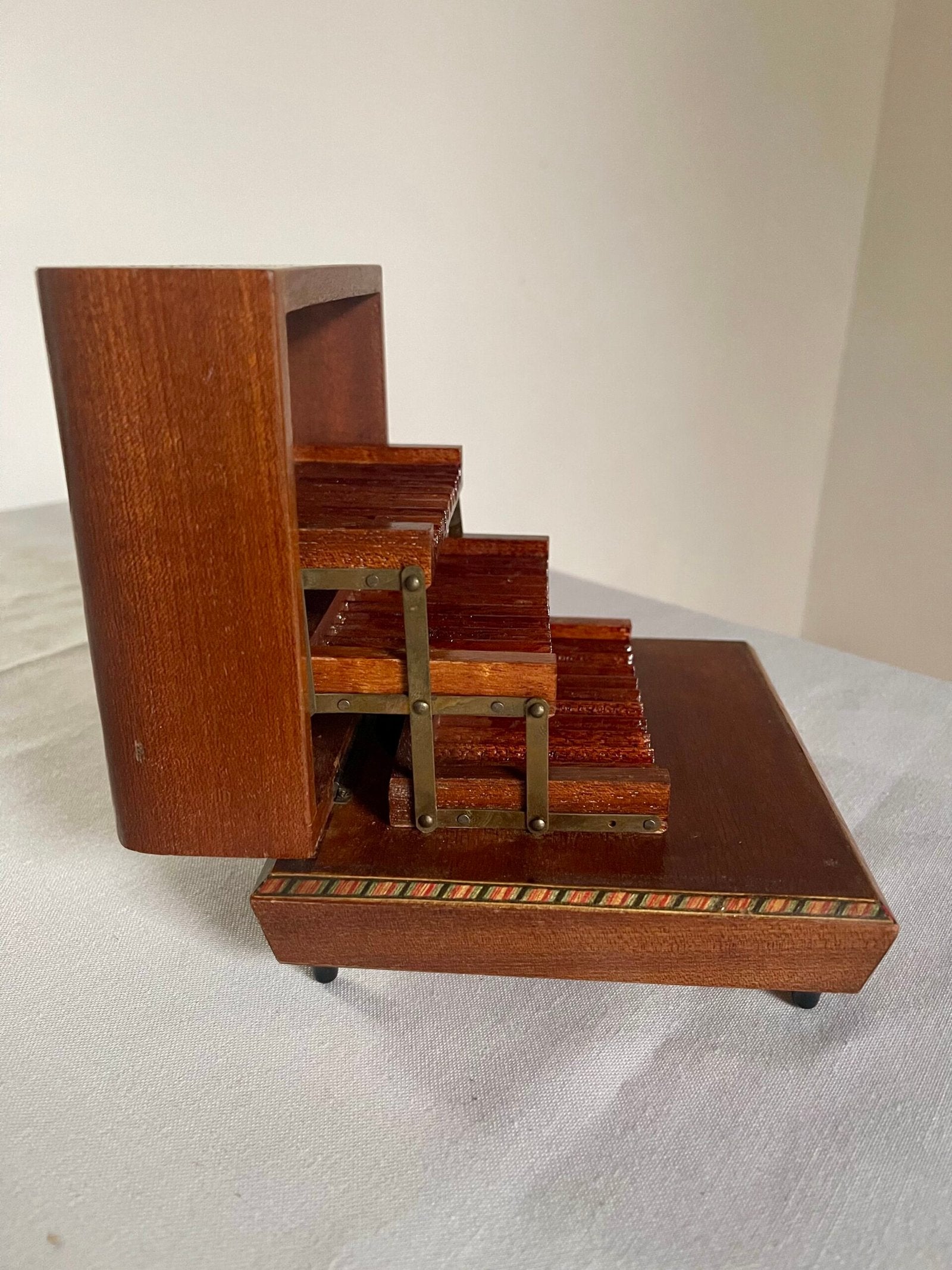 Scatola Portagioie/Musicale in Legno con Intarsi Classici