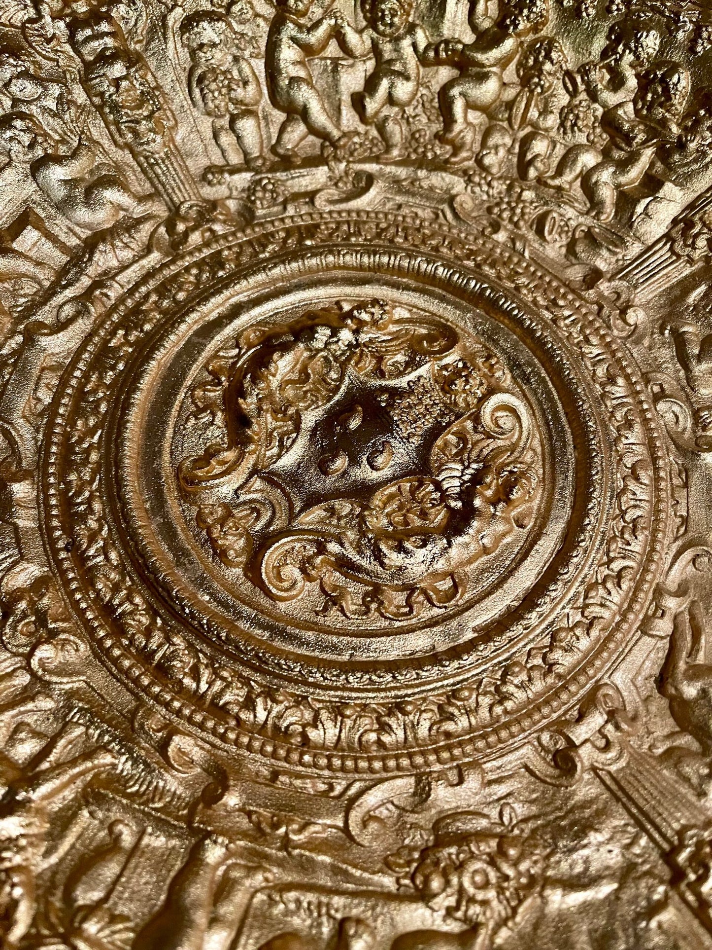 "Anfora del Trionfo" – Brocca ornamentale con piatto in stile Barocco