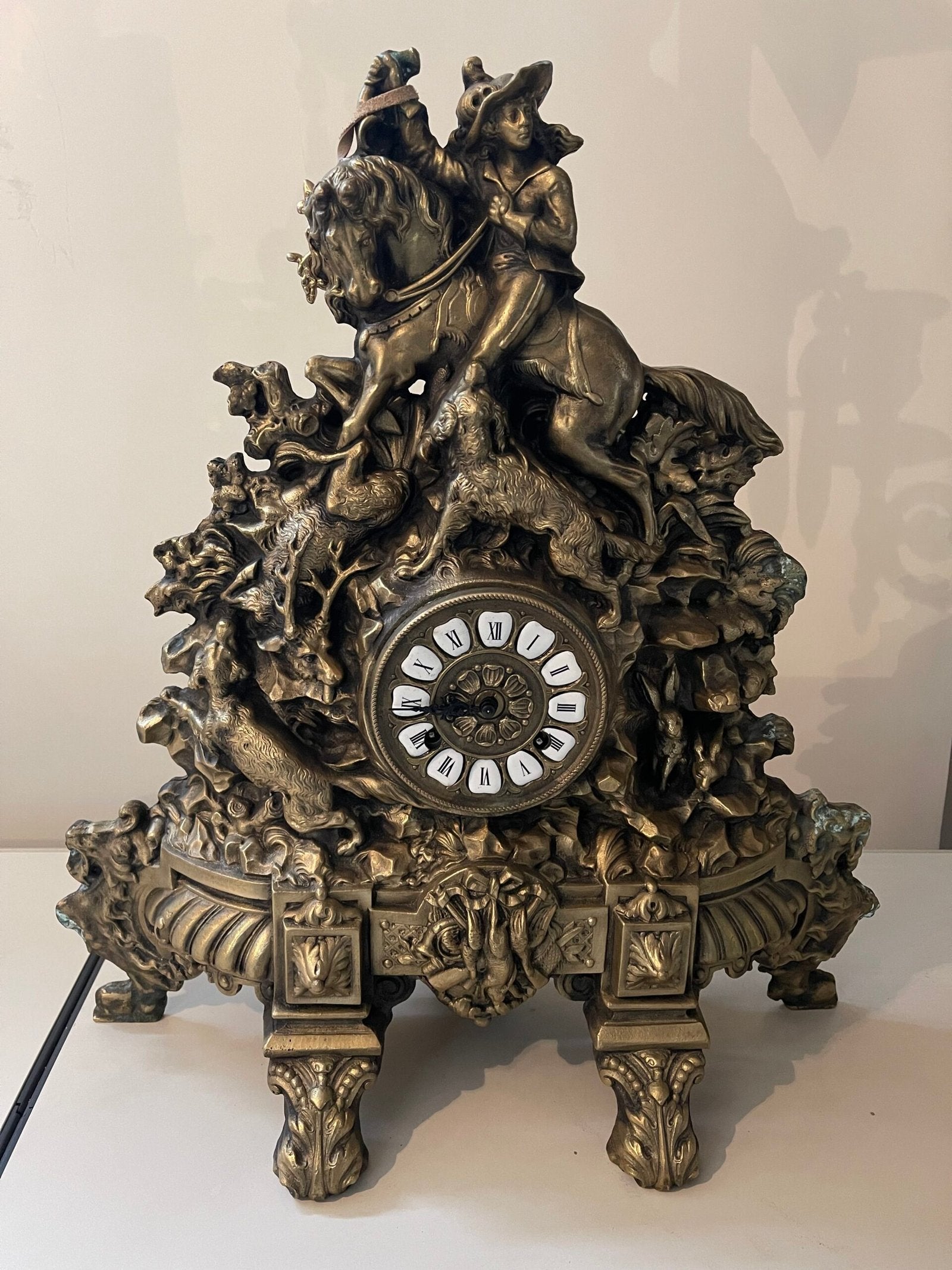 Orologio da caminetto in bronzo con scena di caccia a cavallo