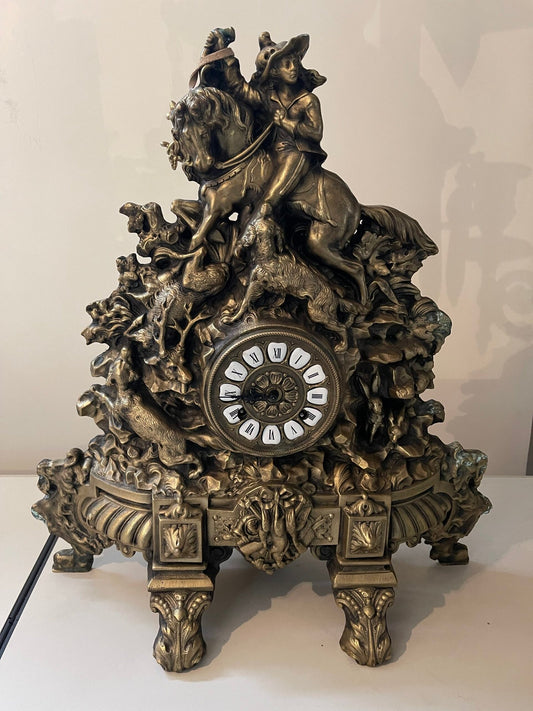 Orologio da caminetto in bronzo con scena di caccia a cavallo
