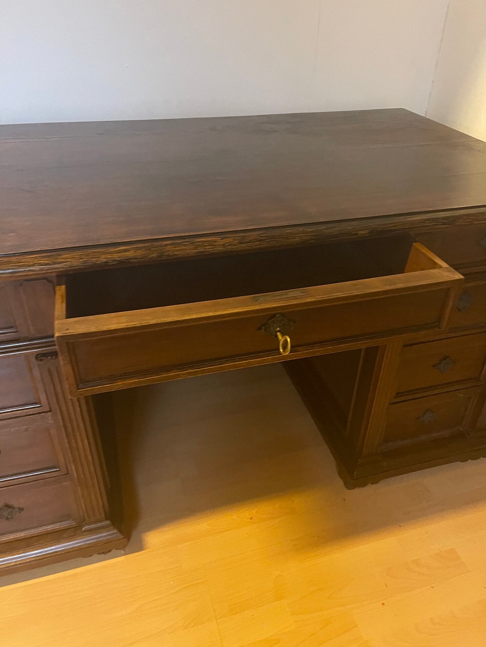 Scrivania classica in legno massello