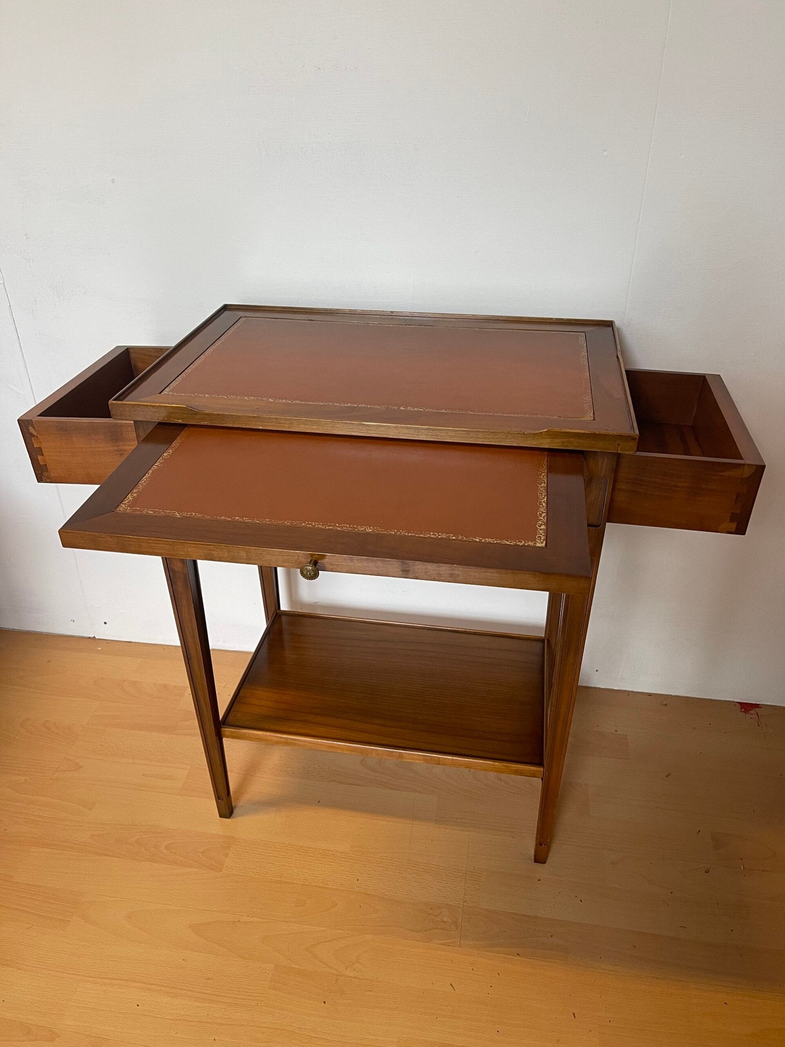 Tavolino Vintage in Legno – Con Cassetto e Ripiano