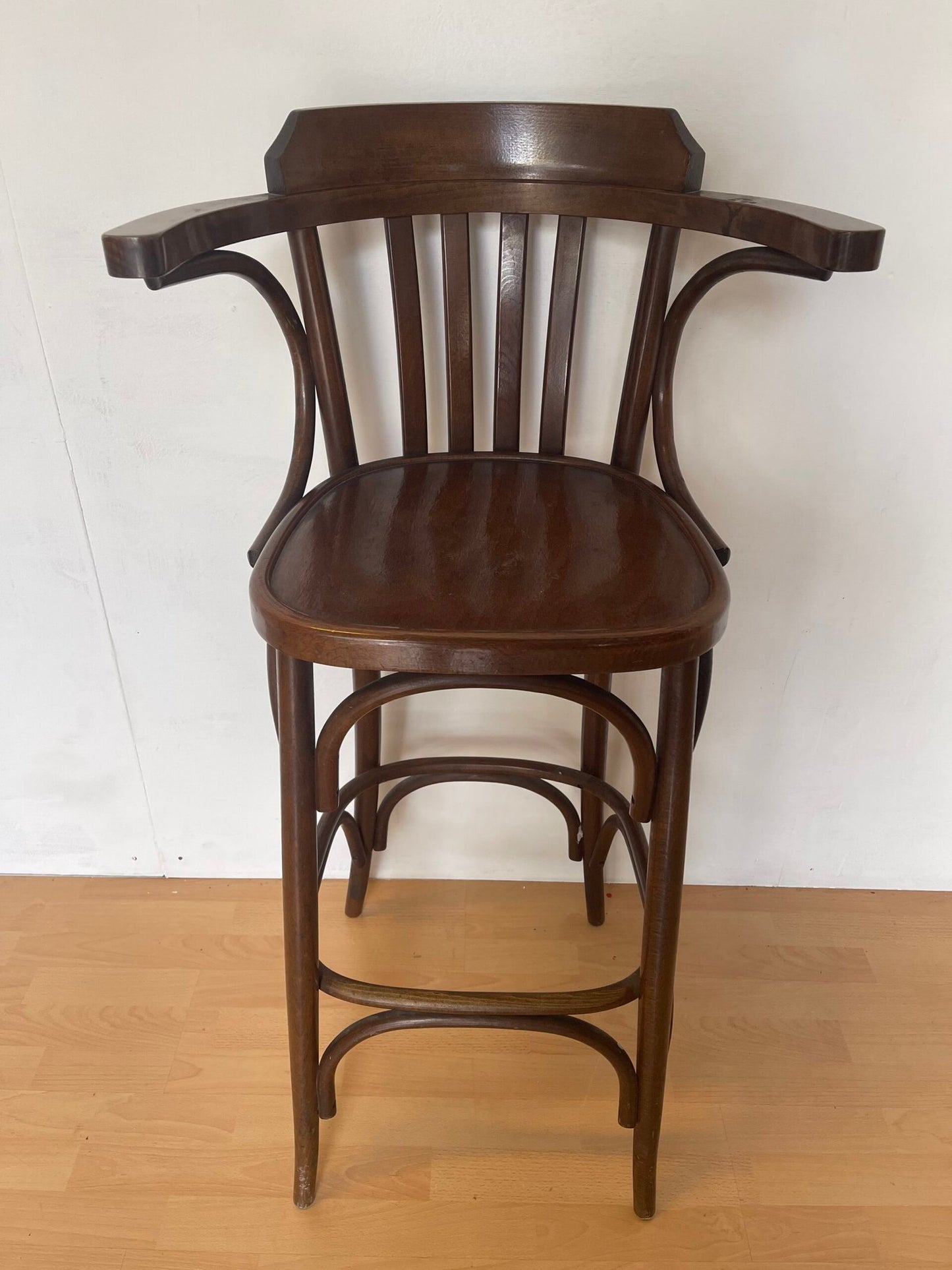 Sgabello Thonet vintage con schienale avvolgente