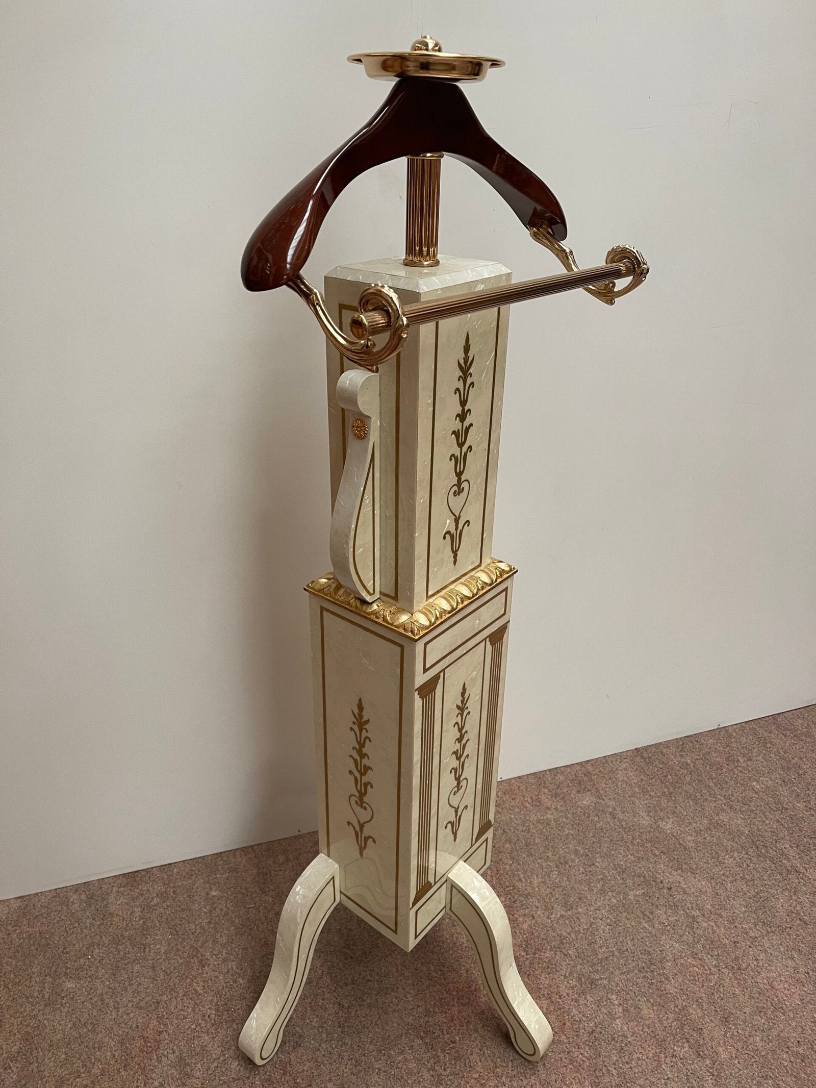 Attaccapanni Servomuto in stile neoclassico con Intarsi Dorati e Dettagli in Ottone - Eleganza e Funzionalità