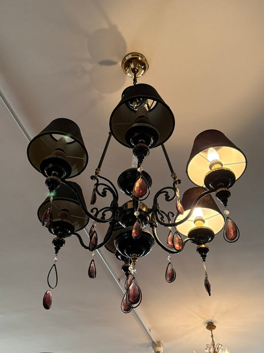 Magnifico lampadario italiano in stile classico con paralumi e gocce di cristallo colorato