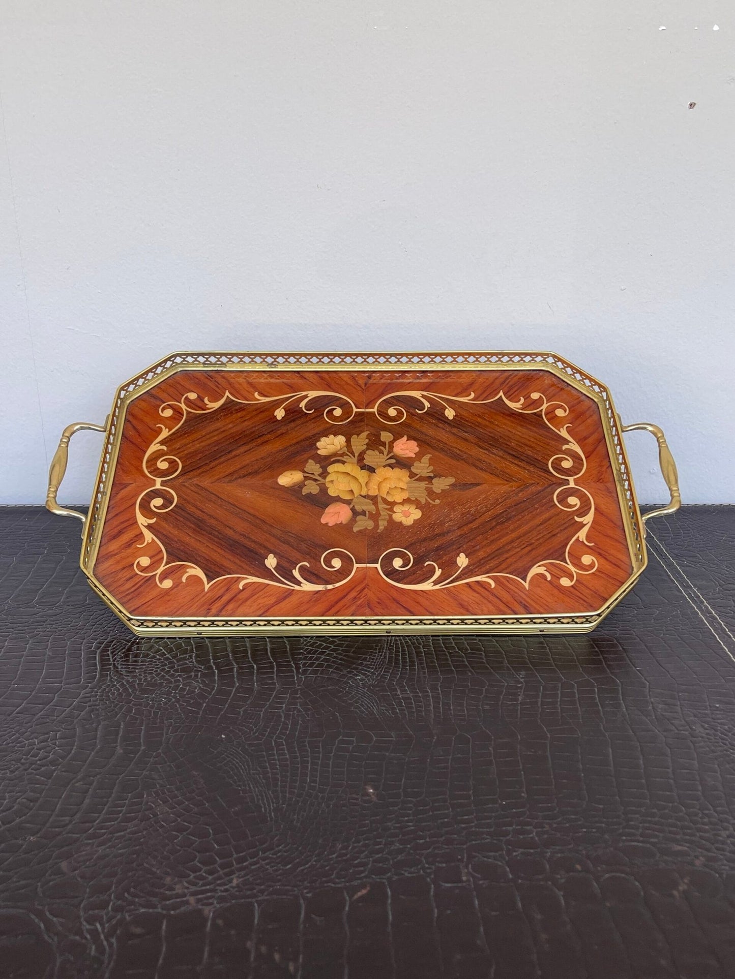 Vassoio in legno intarsiato è un autentico pezzo d'arte, perfetto per arricchire ogni ambiente con eleganza e raffinatezza.