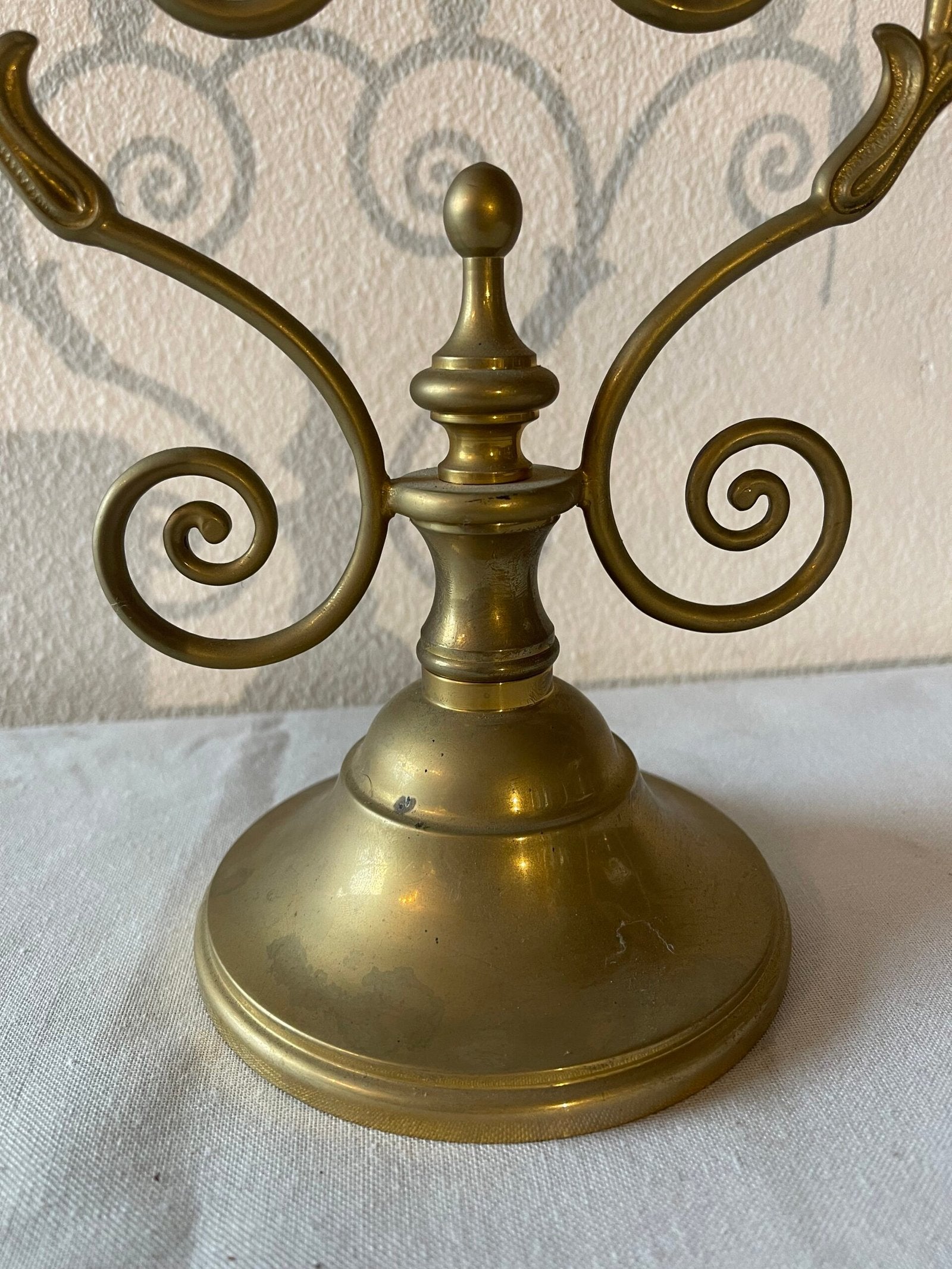 Candelabro in Ottone a Quattro Fiamme con Volute