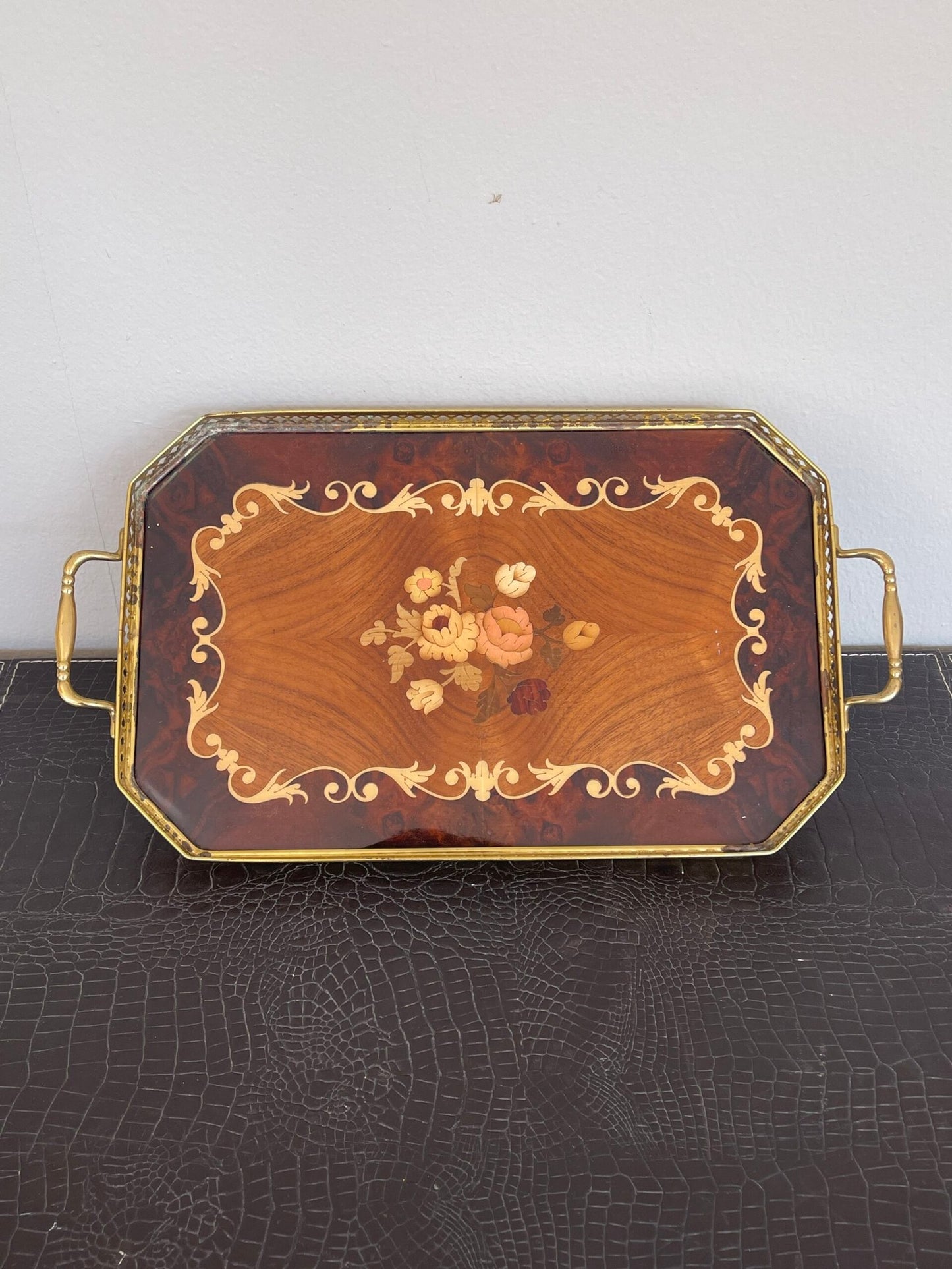 Vassoio vintage in legno intarsiato con manici in ottone – Eleganza senza tempo