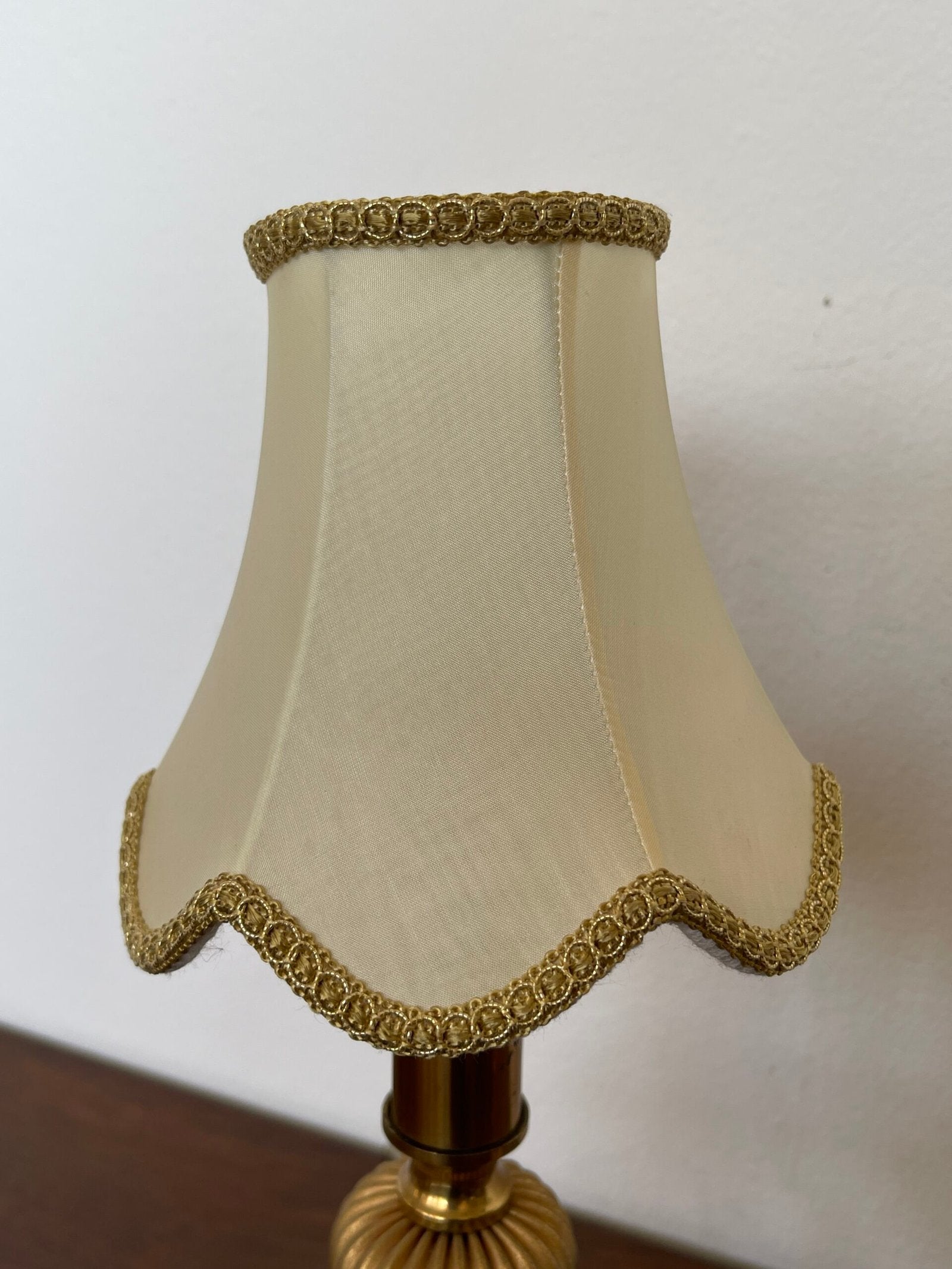 Coppia di lampade da tavolo vintage in stile classico - Base dorata con paralume in tessuto beige
