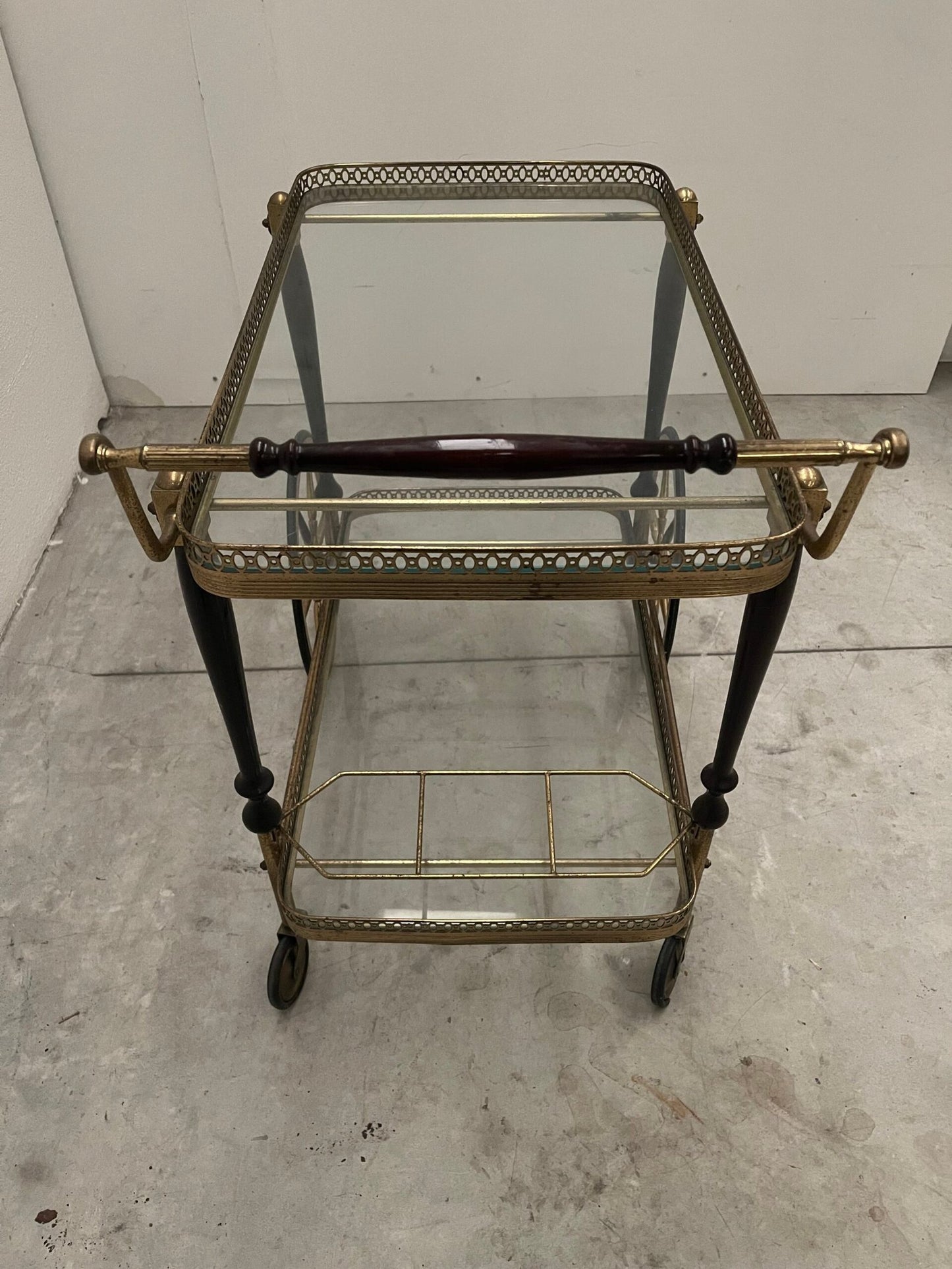Carrello da tè vintage con manico in legno scuro e struttura in ottone - anni '50