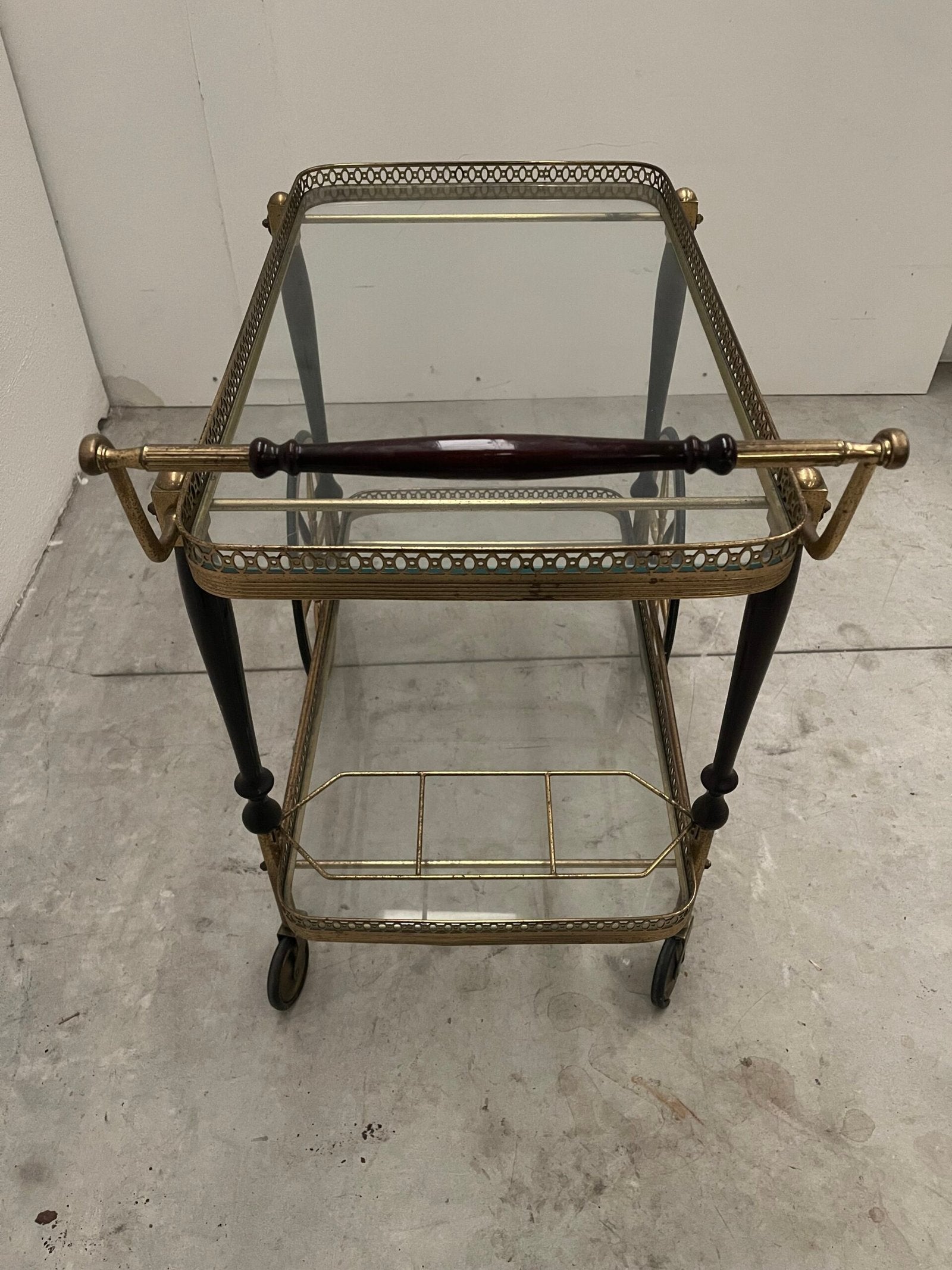 Carrello da tè vintage con manico in legno scuro e struttura in ottone - anni '50