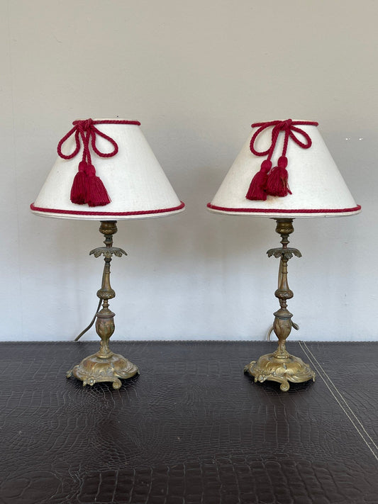 Coppia di lampade vintage in metallo dorato con paralumi eleganti