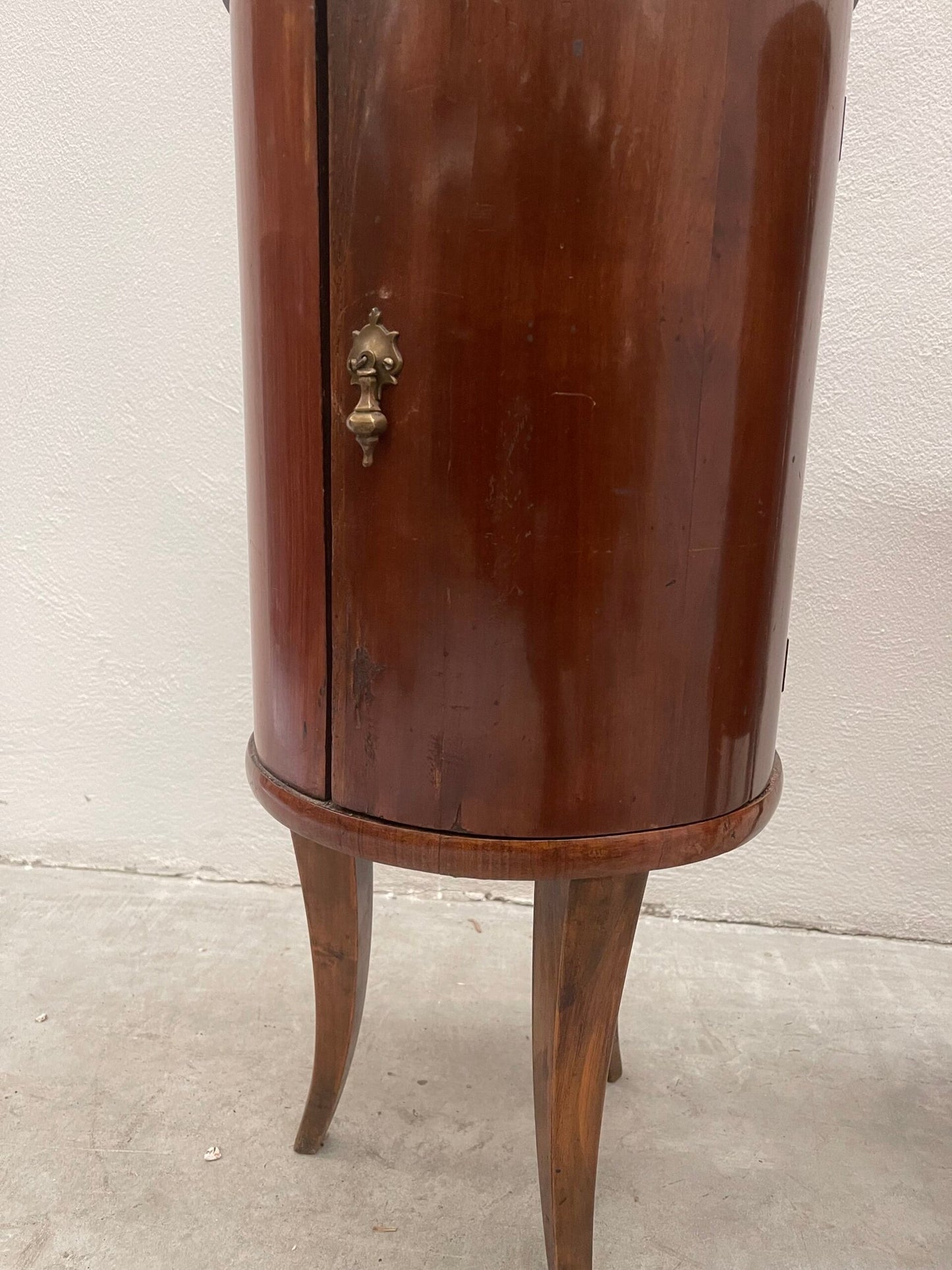 Coppia di comodini ovali/rotondi.