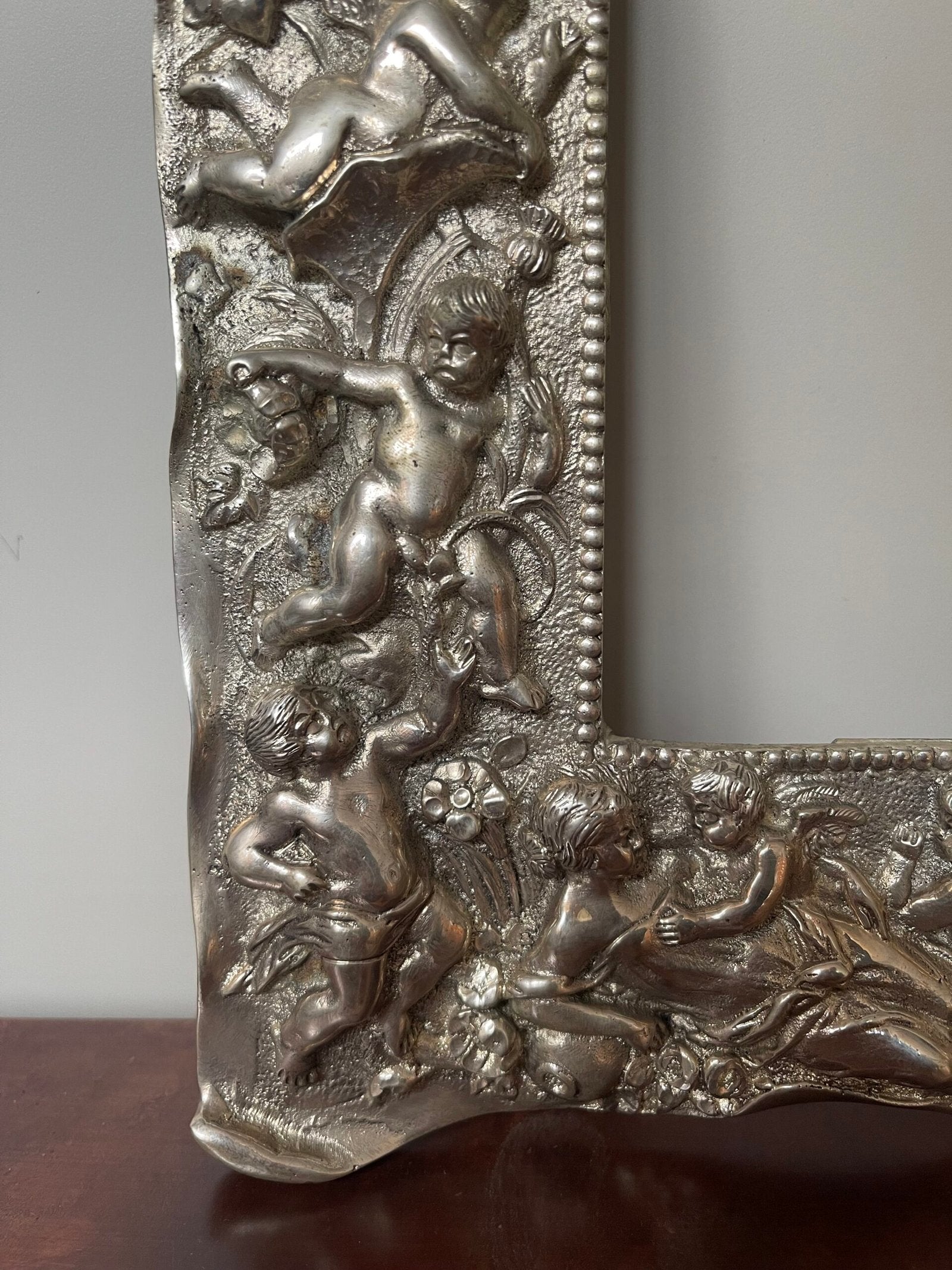Cornice Barocca "Abbraccio Argento di Putti"