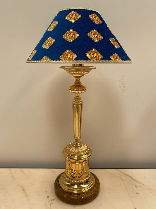 La lampada da tavolo Classica in Otto Dorato con Paralume in tessuto Decorato