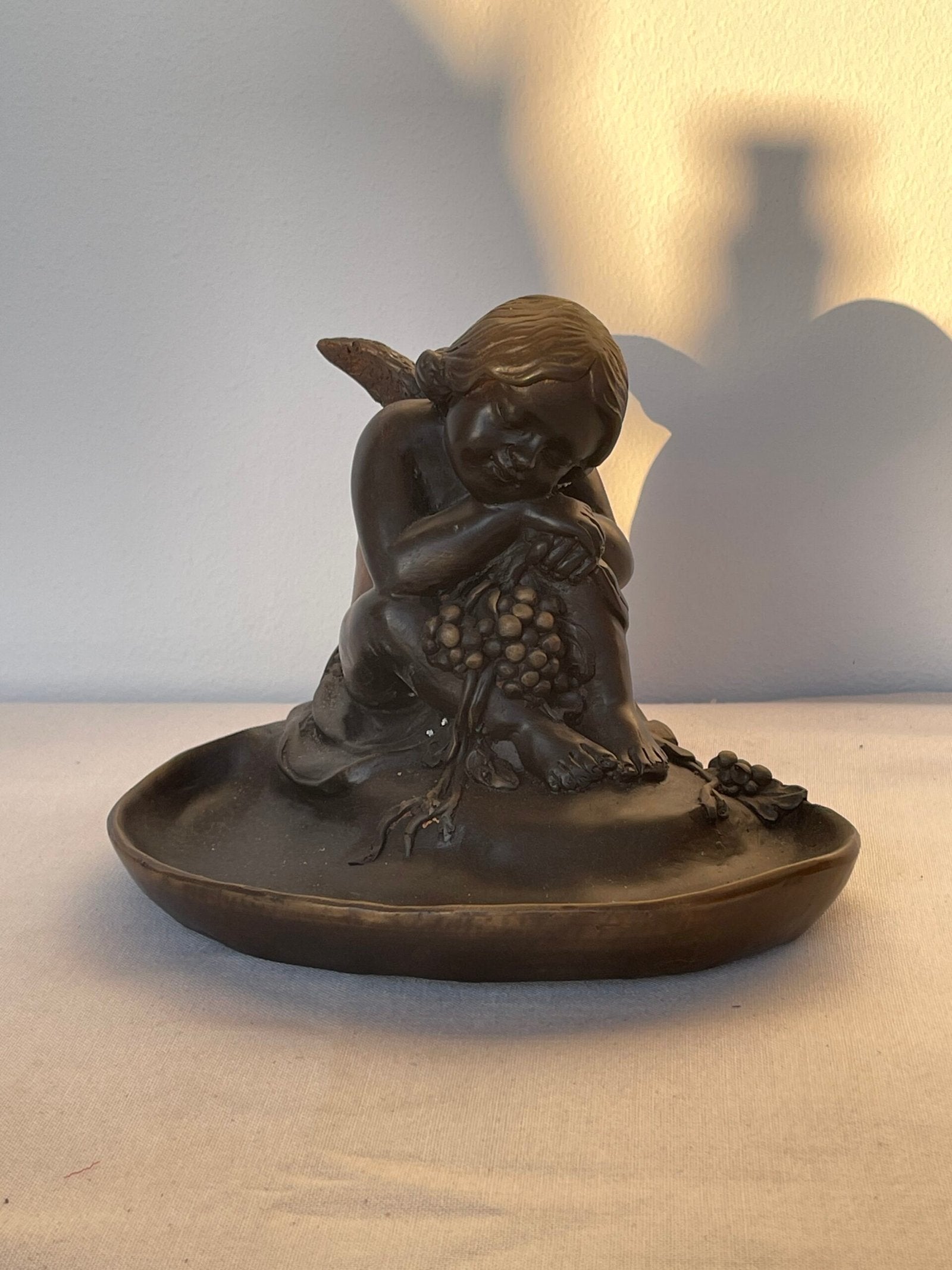 Putto con Grappolo d’Uva – Scultura Decorativa in Bronzo