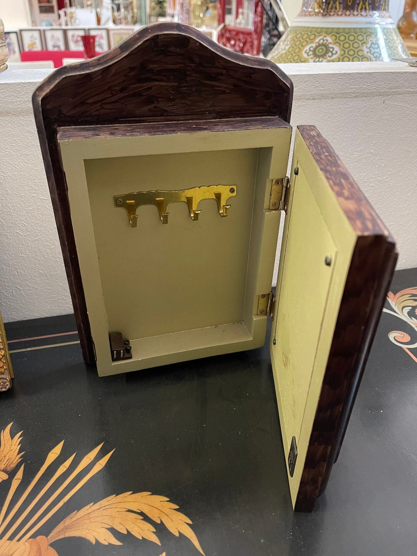 Quadro tridimensionale con decorazioni floreali.