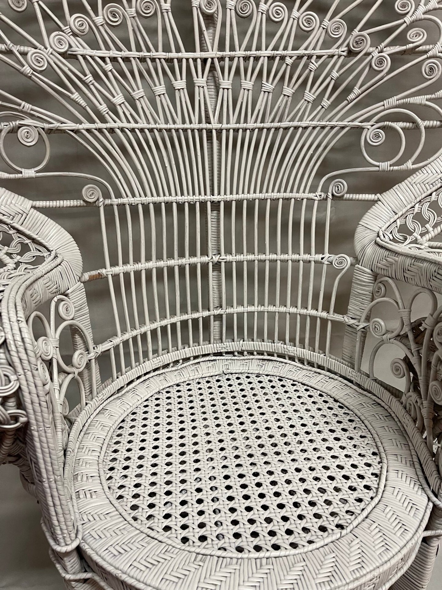Elegante Poltrona "Pavone" in Rattan Bianco