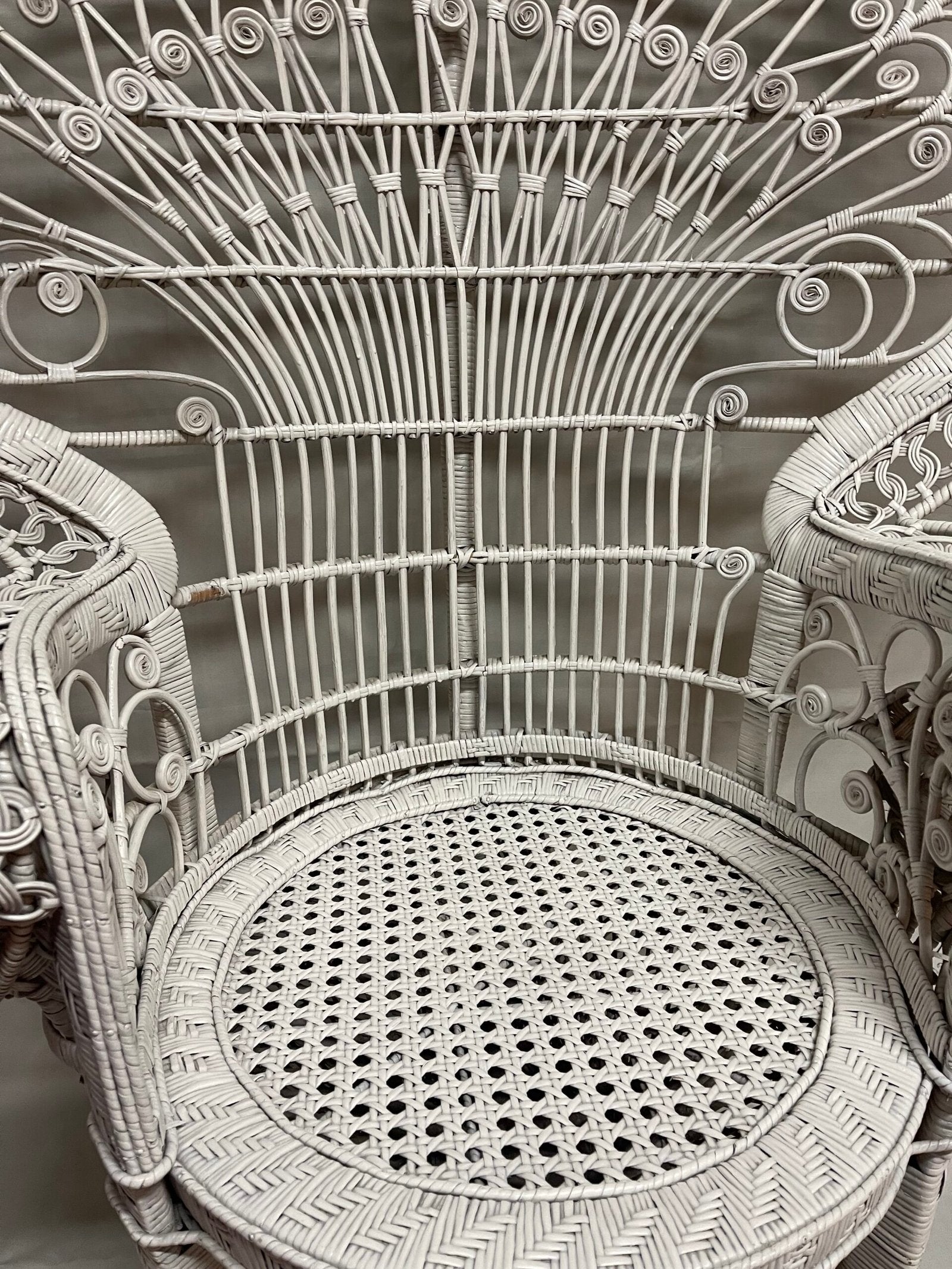 Elegante Poltrona "Pavone" in Rattan Bianco