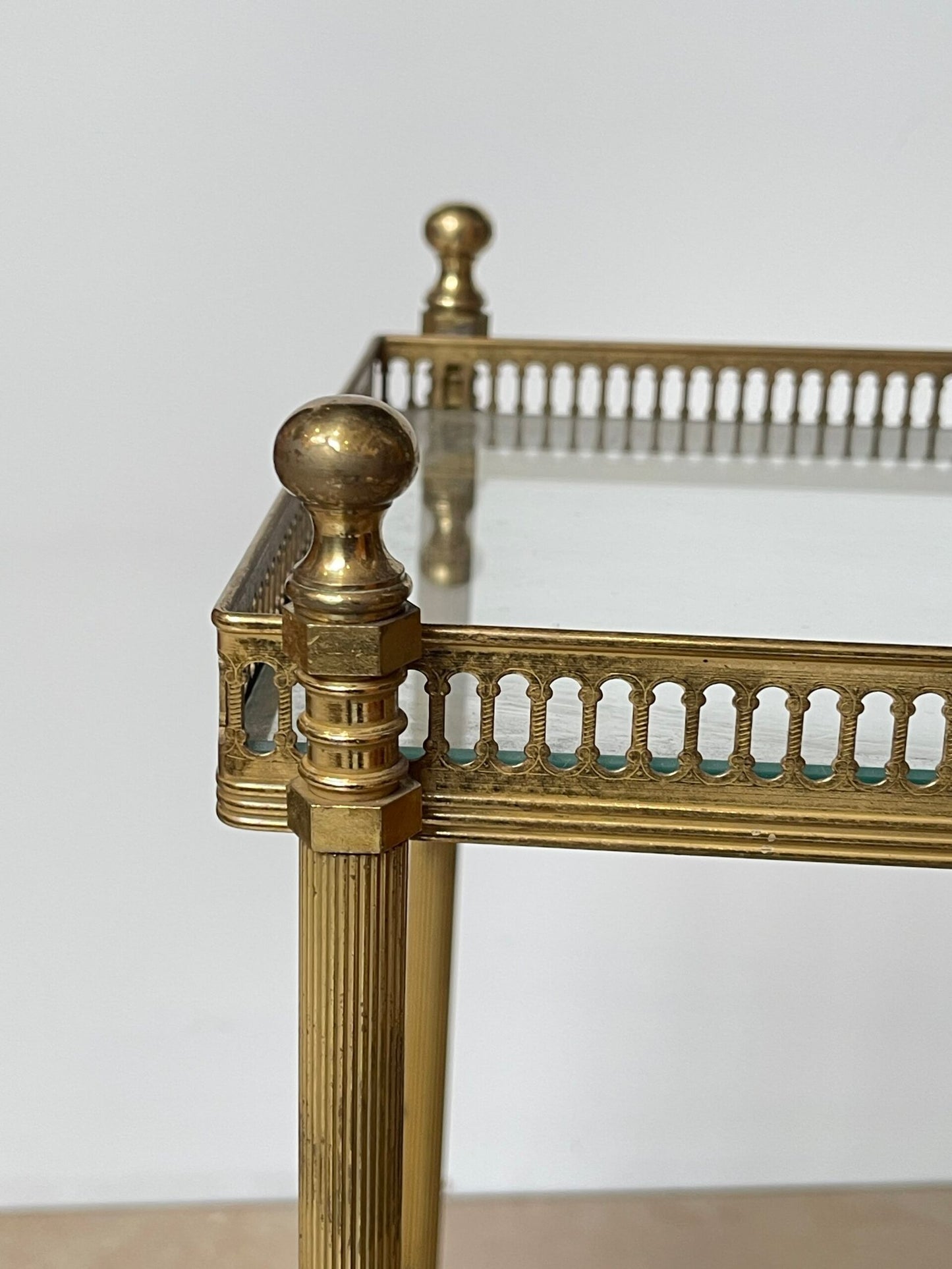 Carrello da bar in ottone dorato di design elegante italiano in struttura in ottone, finemente lavorata, anni 90