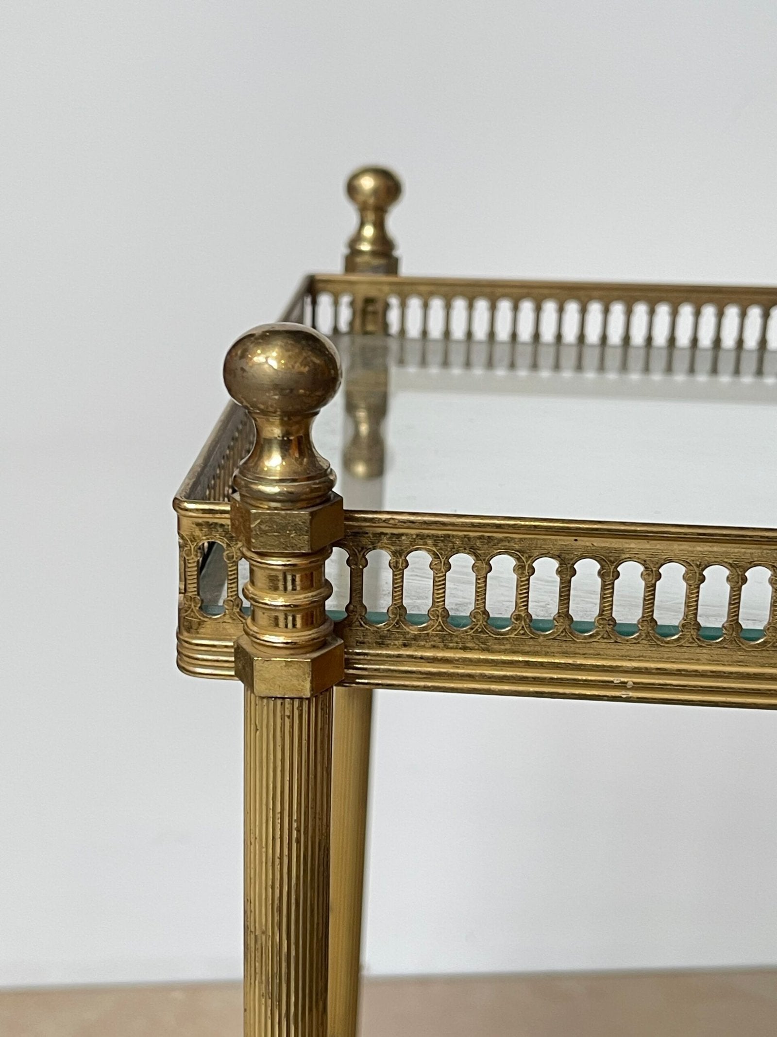 Carrello da bar in ottone dorato di design elegante italiano in struttura in ottone, finemente lavorata, anni 90