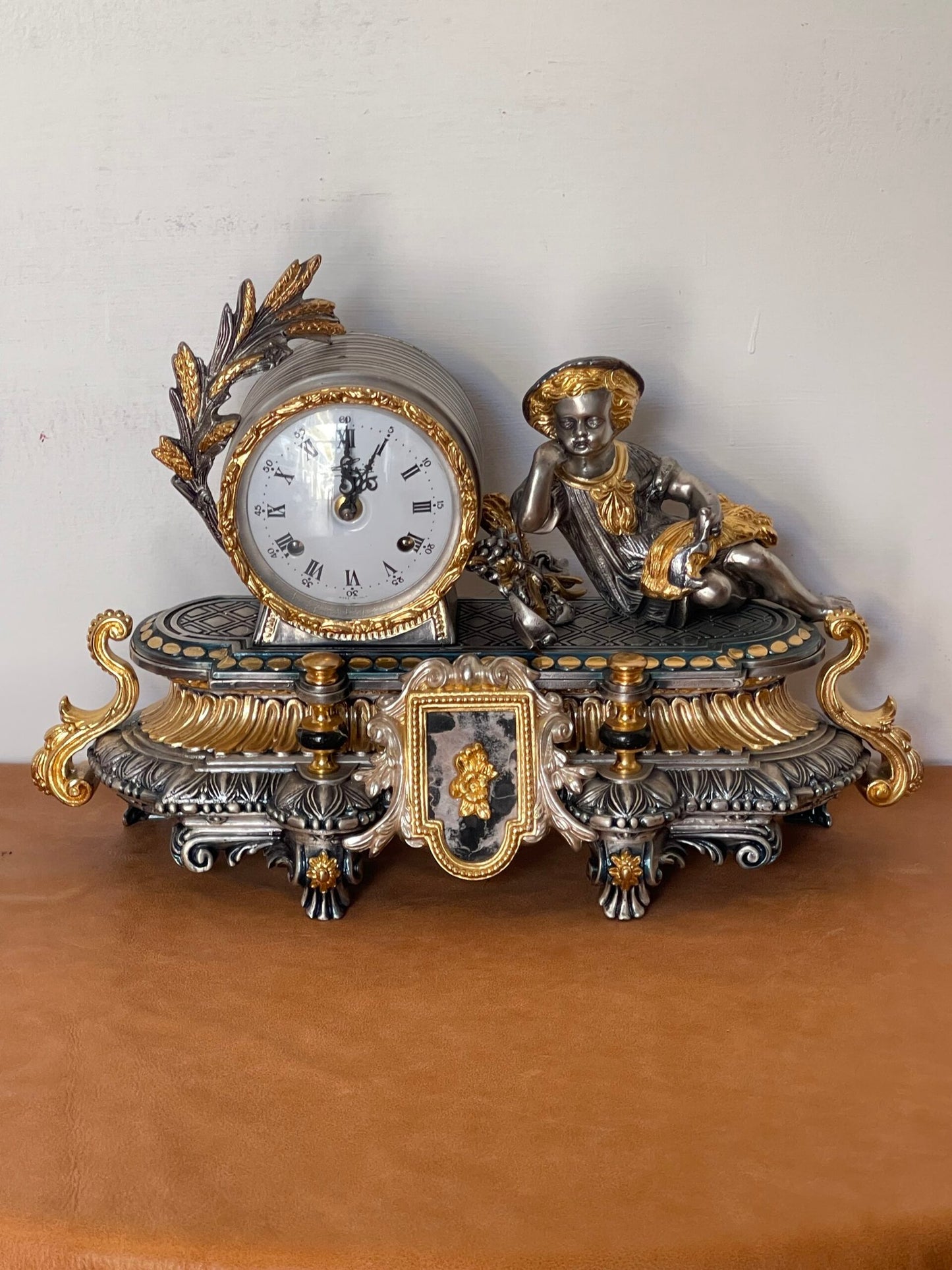 Orologio da Caminetto Francese d'Epoca con Figurina a Ormolu