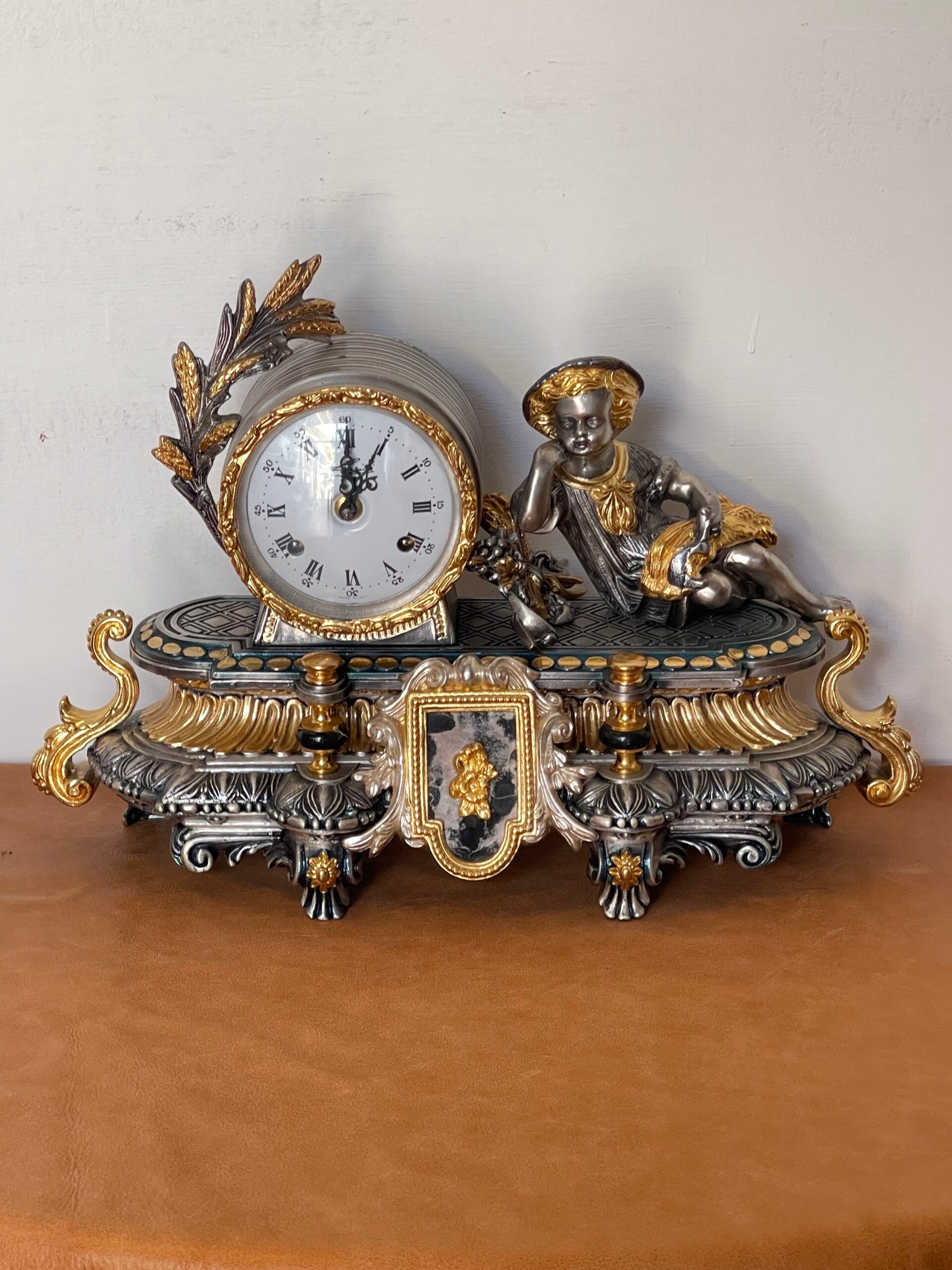 Orologio da Caminetto Francese d'Epoca con Figurina a Ormolu