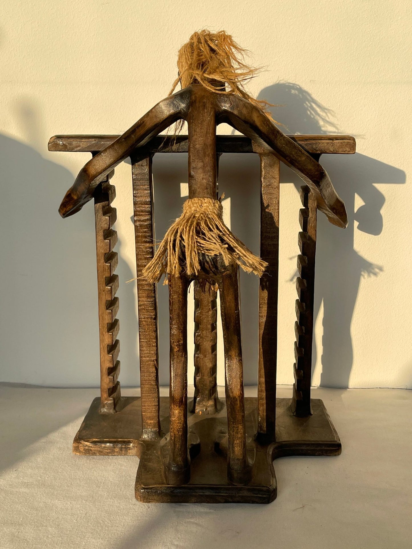 Portaombrelli Africano Intagliato con Figura Tribale