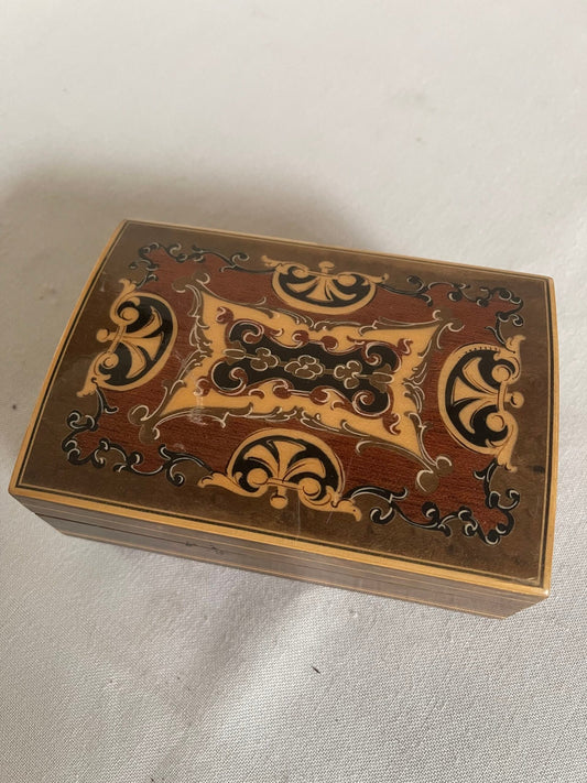 Scatola Antica con Intarsi in Stile Sorrento