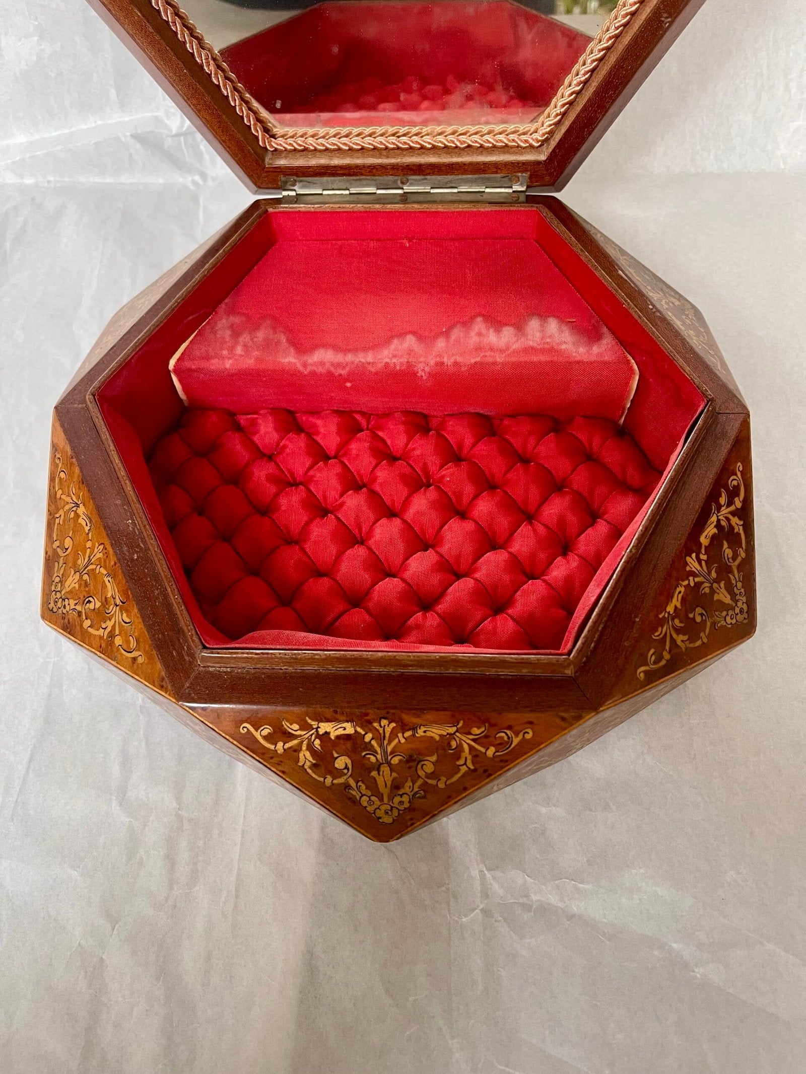 Cofanetto Esagonale in Legno Intarsiato con Specchio – Stile Antico