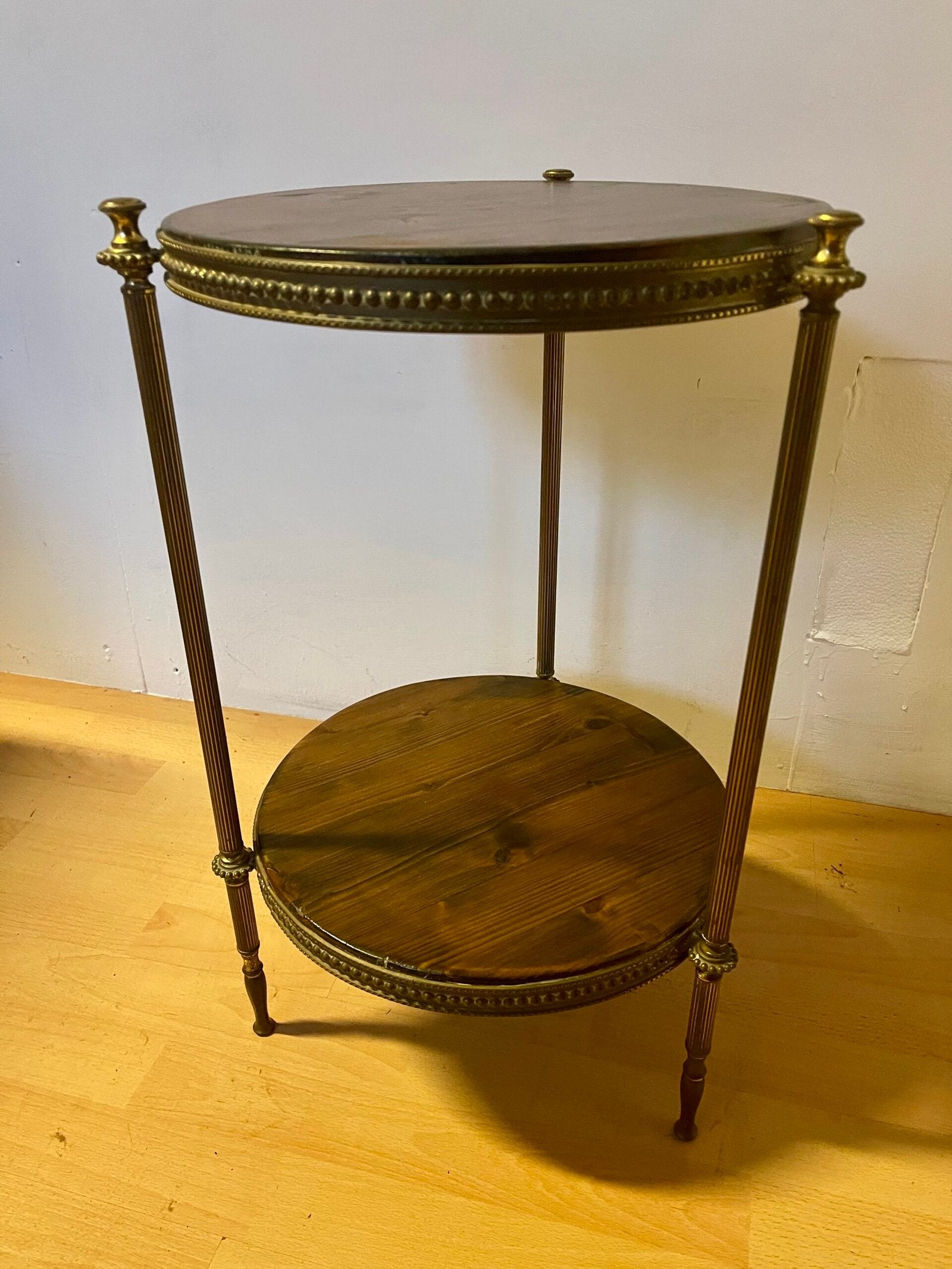 Tavolino rotondo a due ripiani in ottone e legno