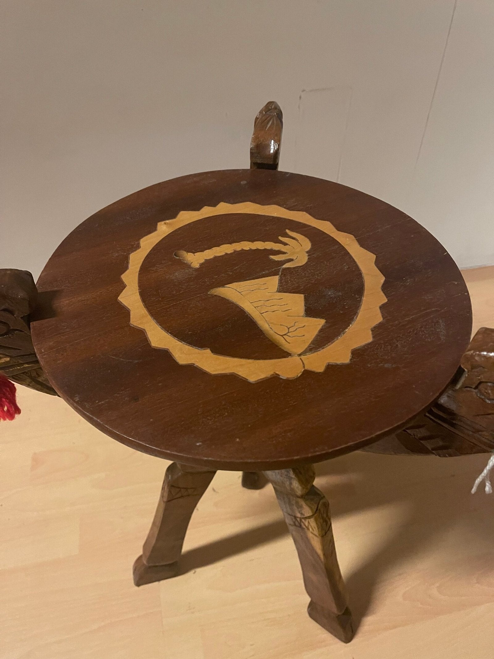 Tavolino Intagliato con Elefanti