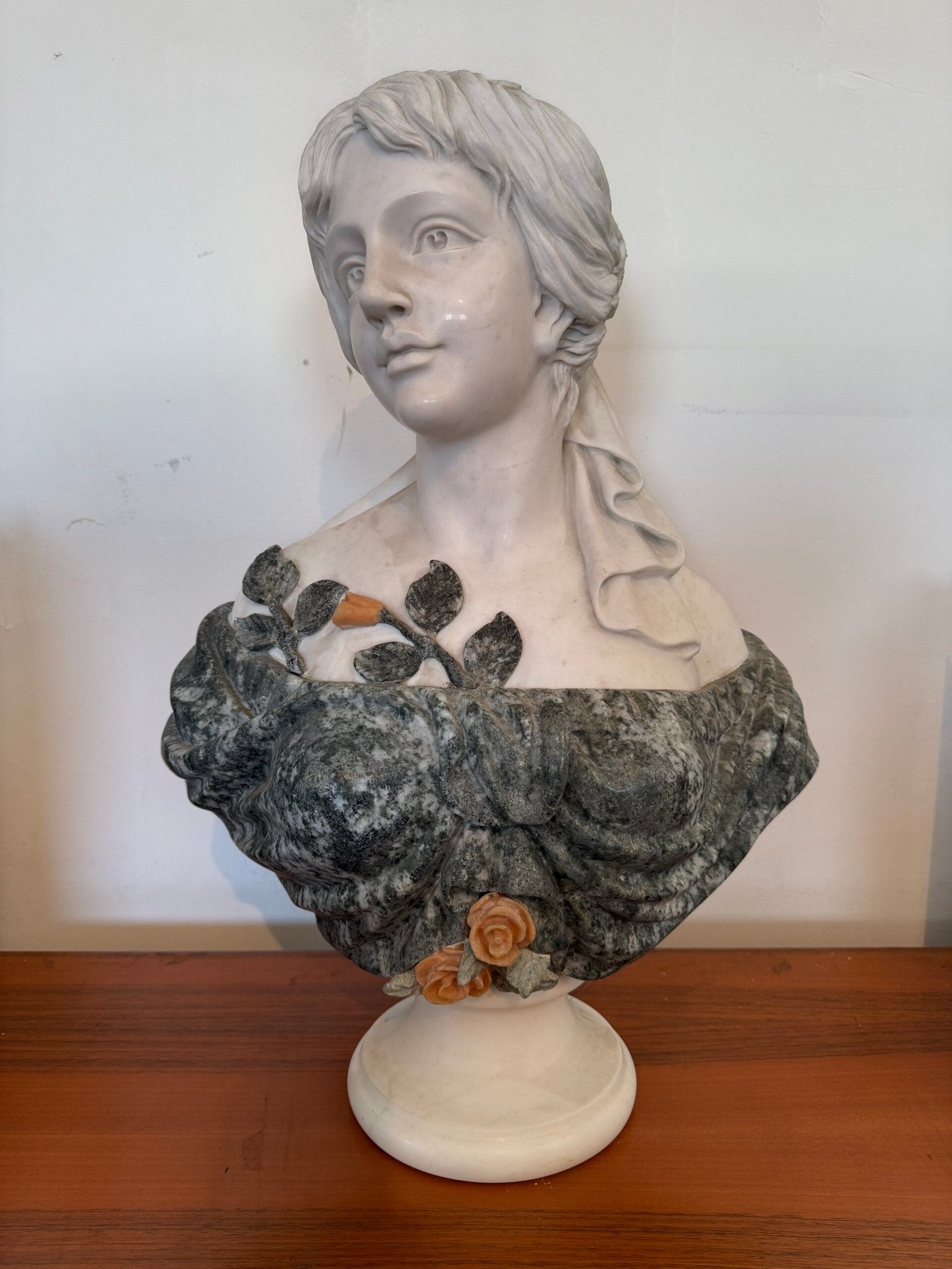 Busto Scultoreo Policromo in Marmo – Donna Romantica con Rose