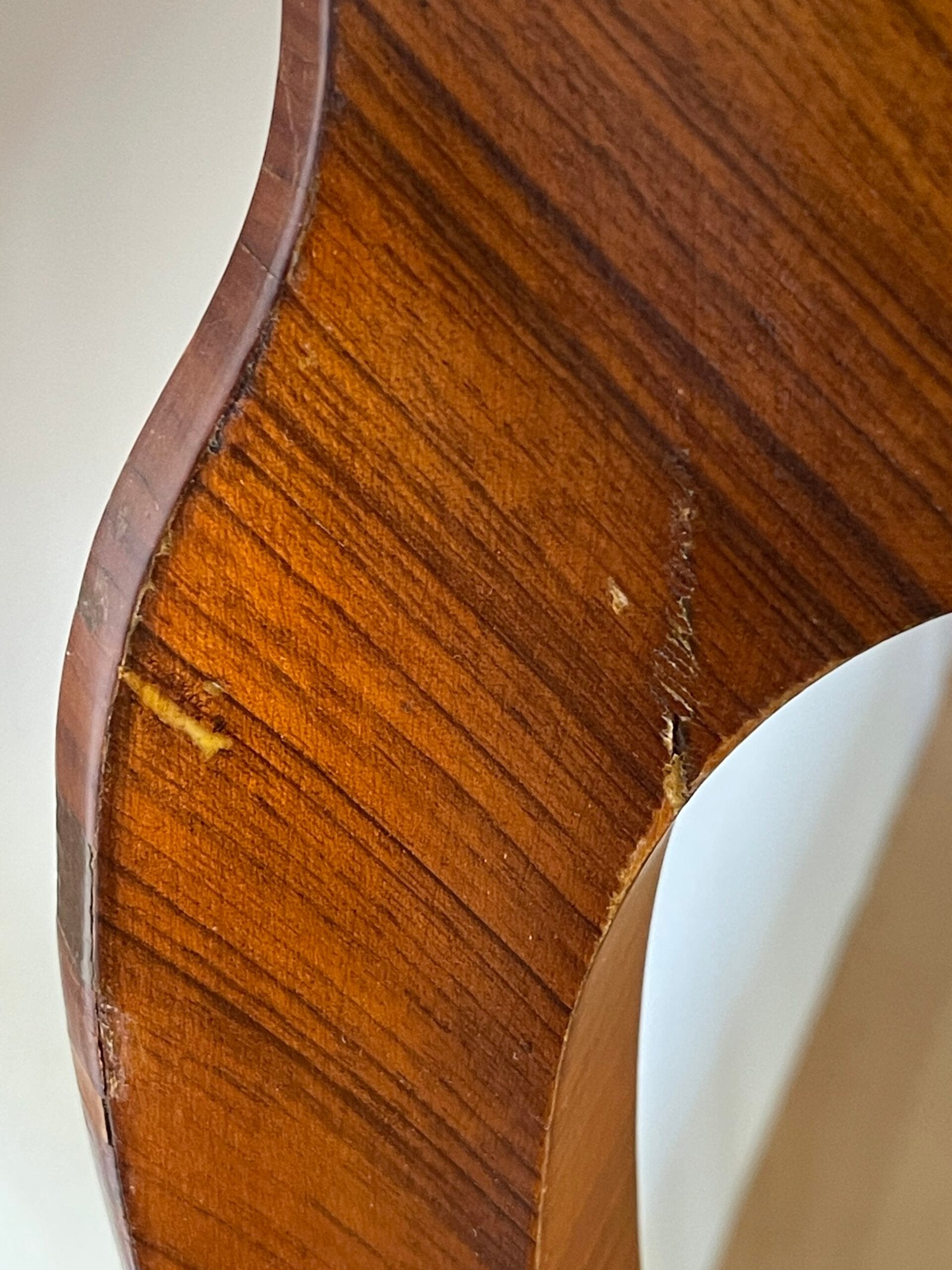 Toeletta vintage con tre specchi e sgabello imbottito