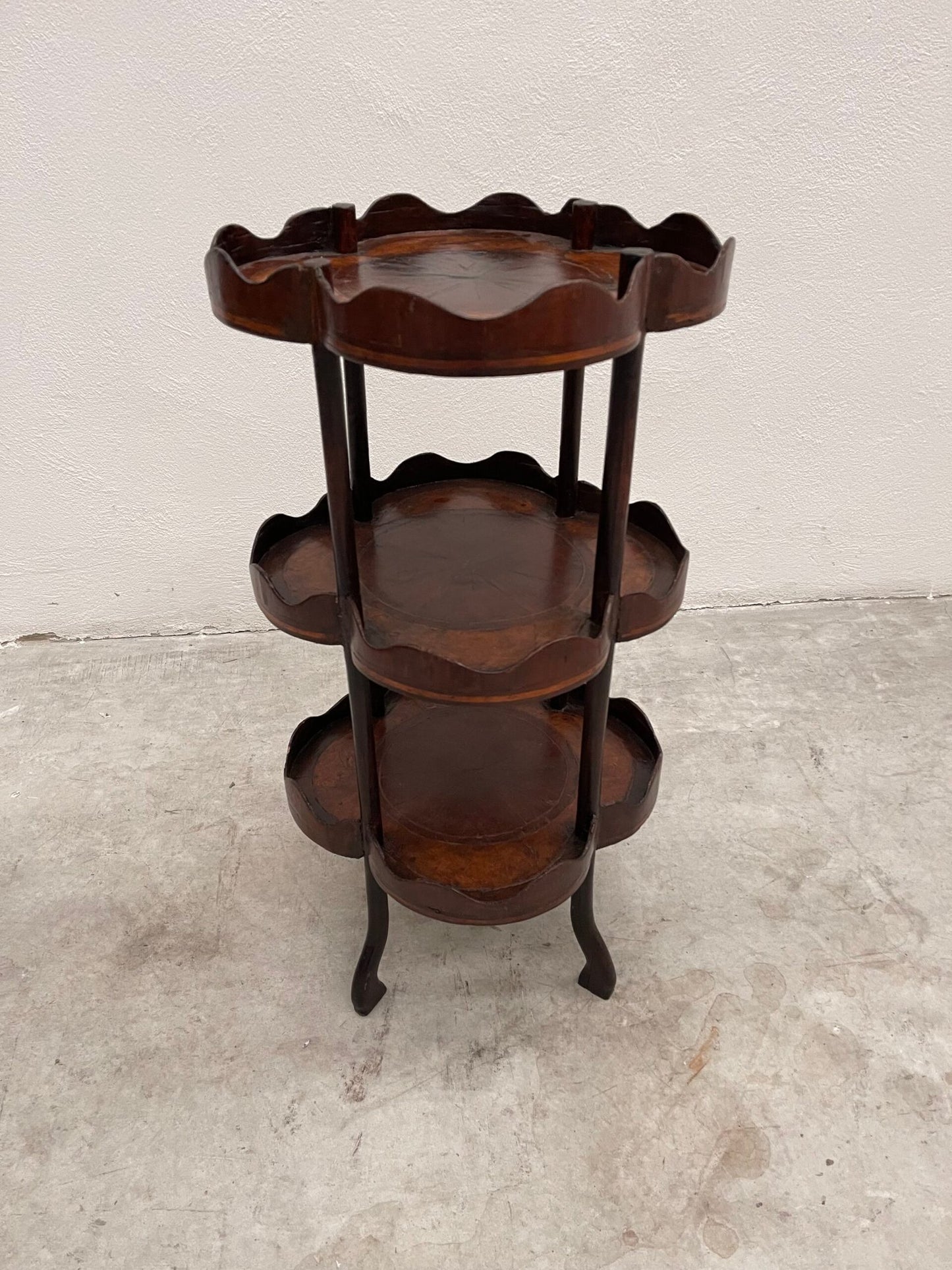 Tavolino Étagère Antico a Tre Ripiani in Legno Intagliato