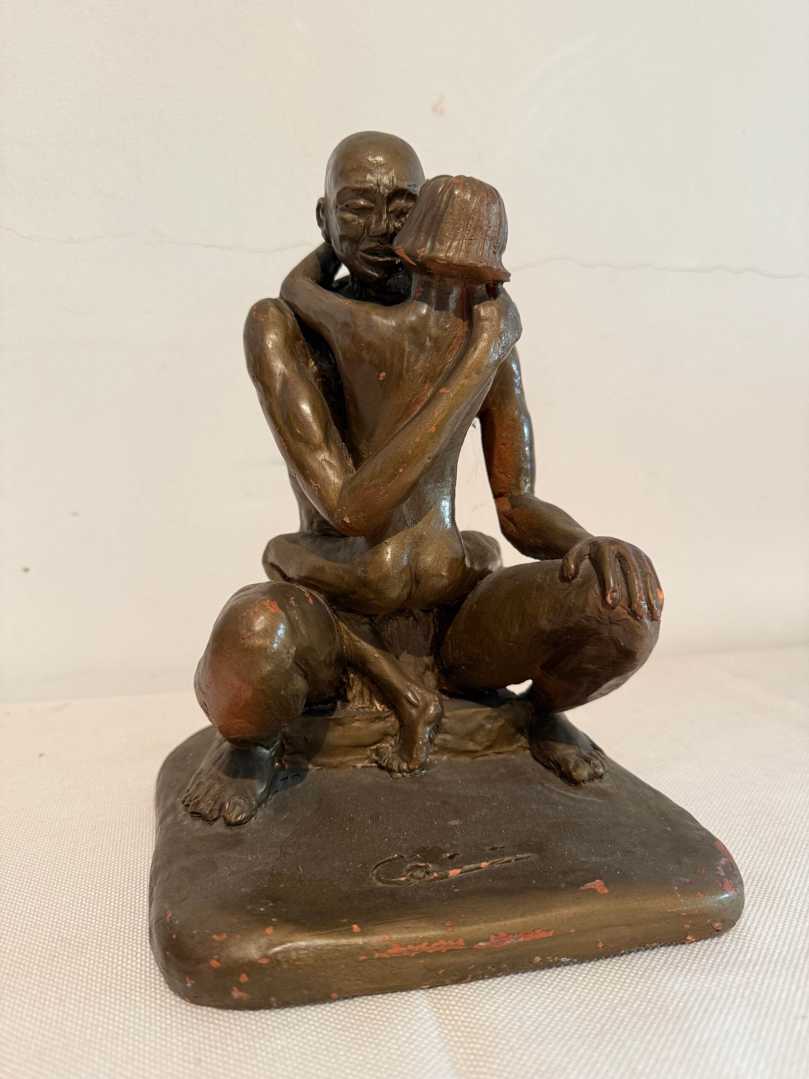 Scultura in Argilla Patinato – “L’Abbraccio”